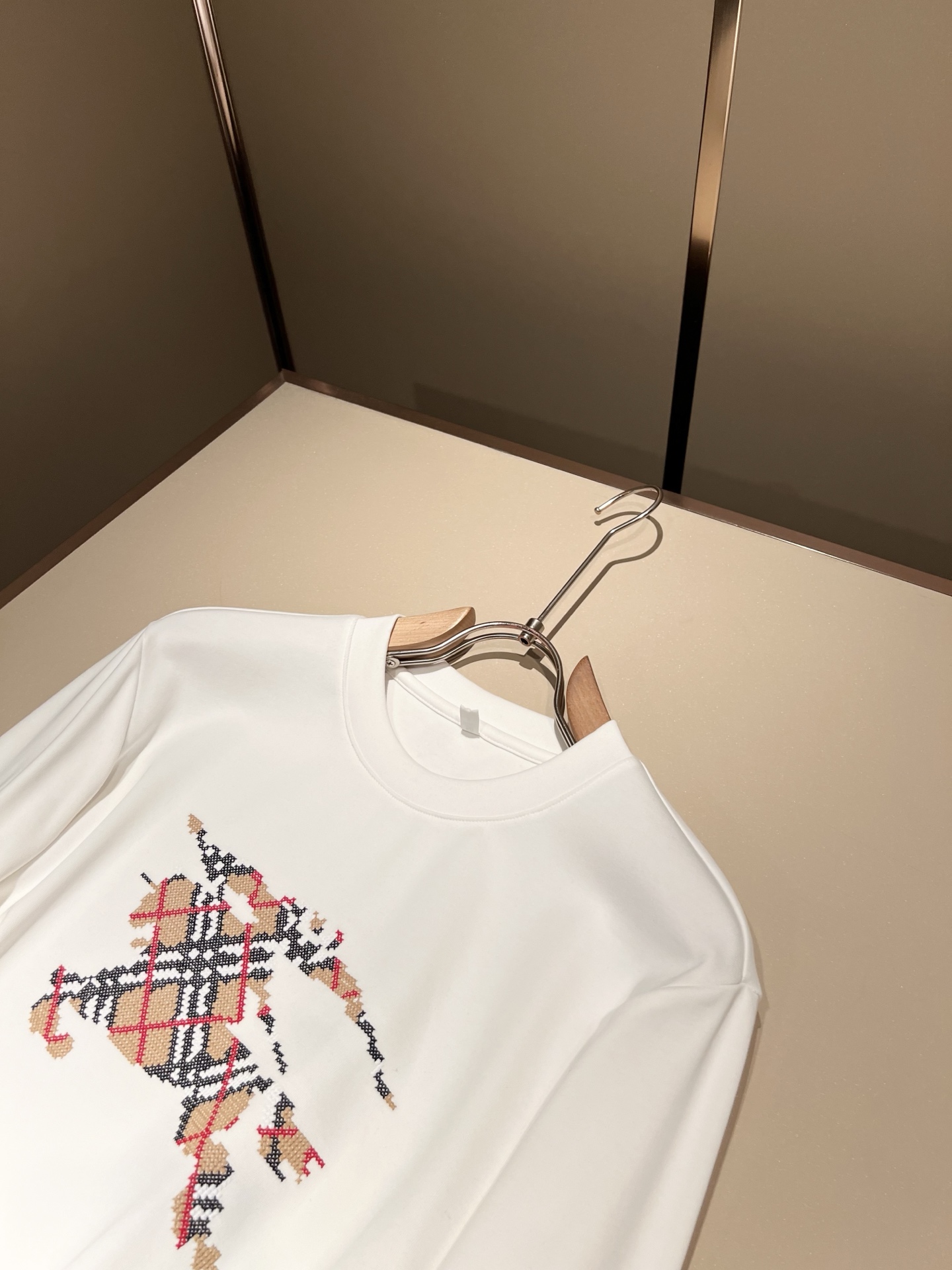 Bur*erry 巴*莉 2025秋冬新款男士长袖打底，品牌最新设计元素！既不单调也不复杂,恰到好处的展