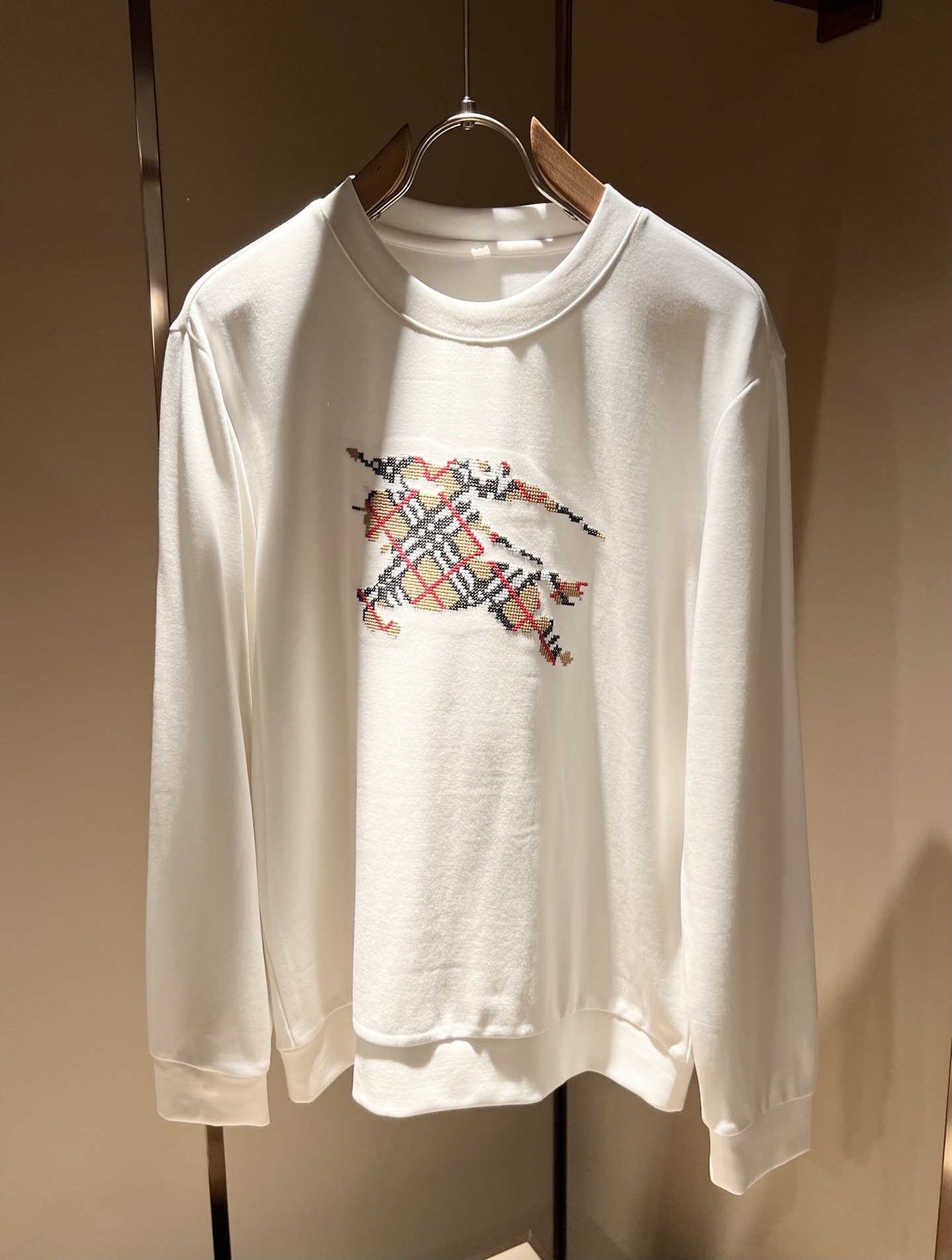 Bur*erry 巴*莉 2025秋冬新款男士长袖打底，品牌最新设计元素！既不单调也不复杂,恰到好处的展