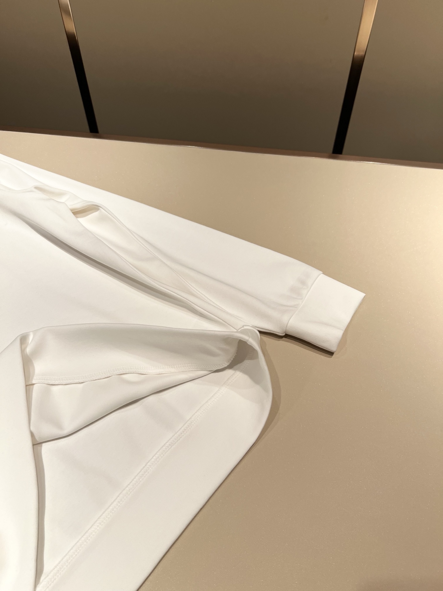 Bur*erry 巴*莉 2025秋冬新款男士长袖打底，品牌最新设计元素！既不单调也不复杂,恰到好处的展