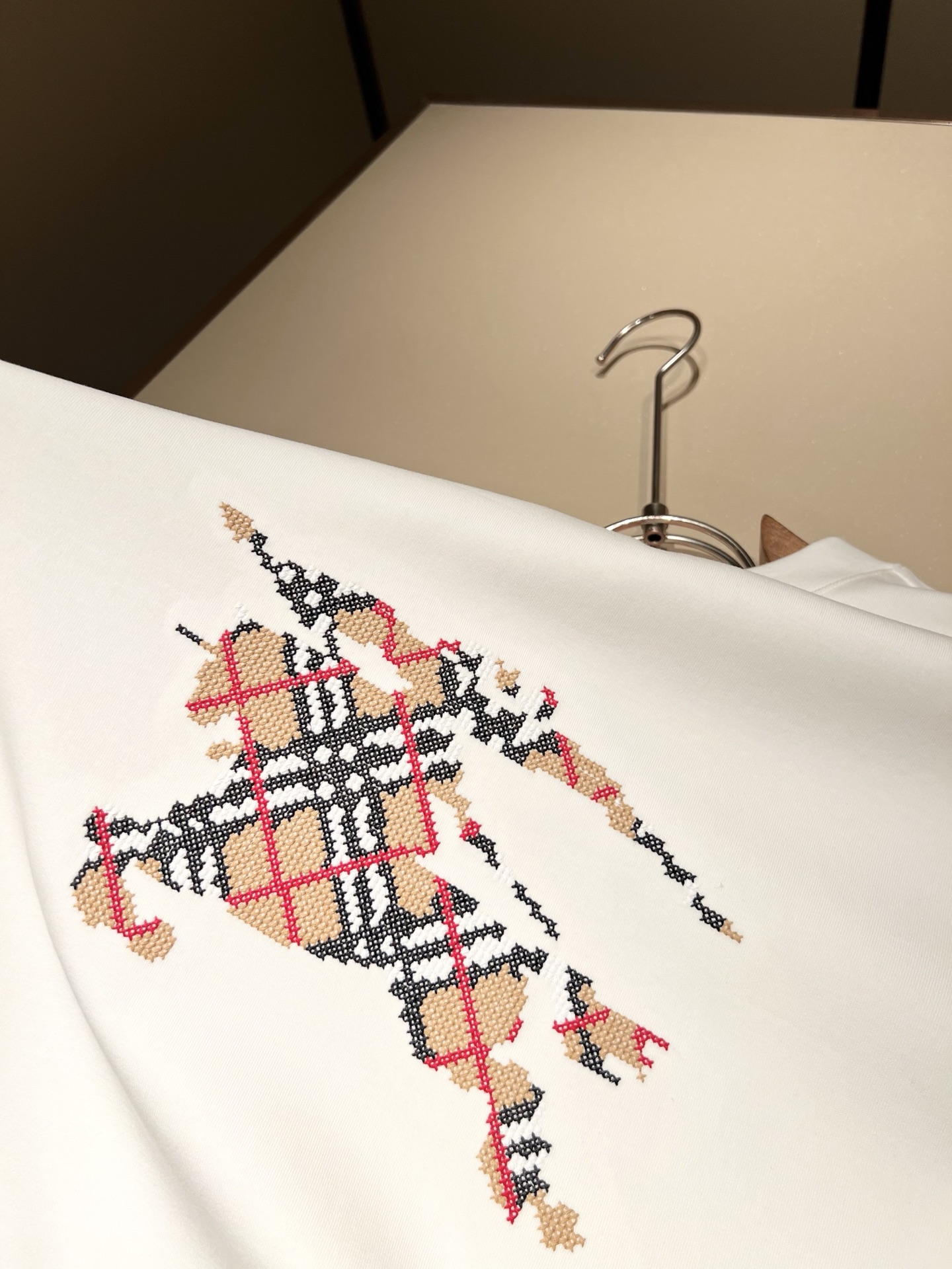 Bur*erry 巴*莉 2025秋冬新款男士长袖打底，品牌最新设计元素！既不单调也不复杂,恰到好处的展