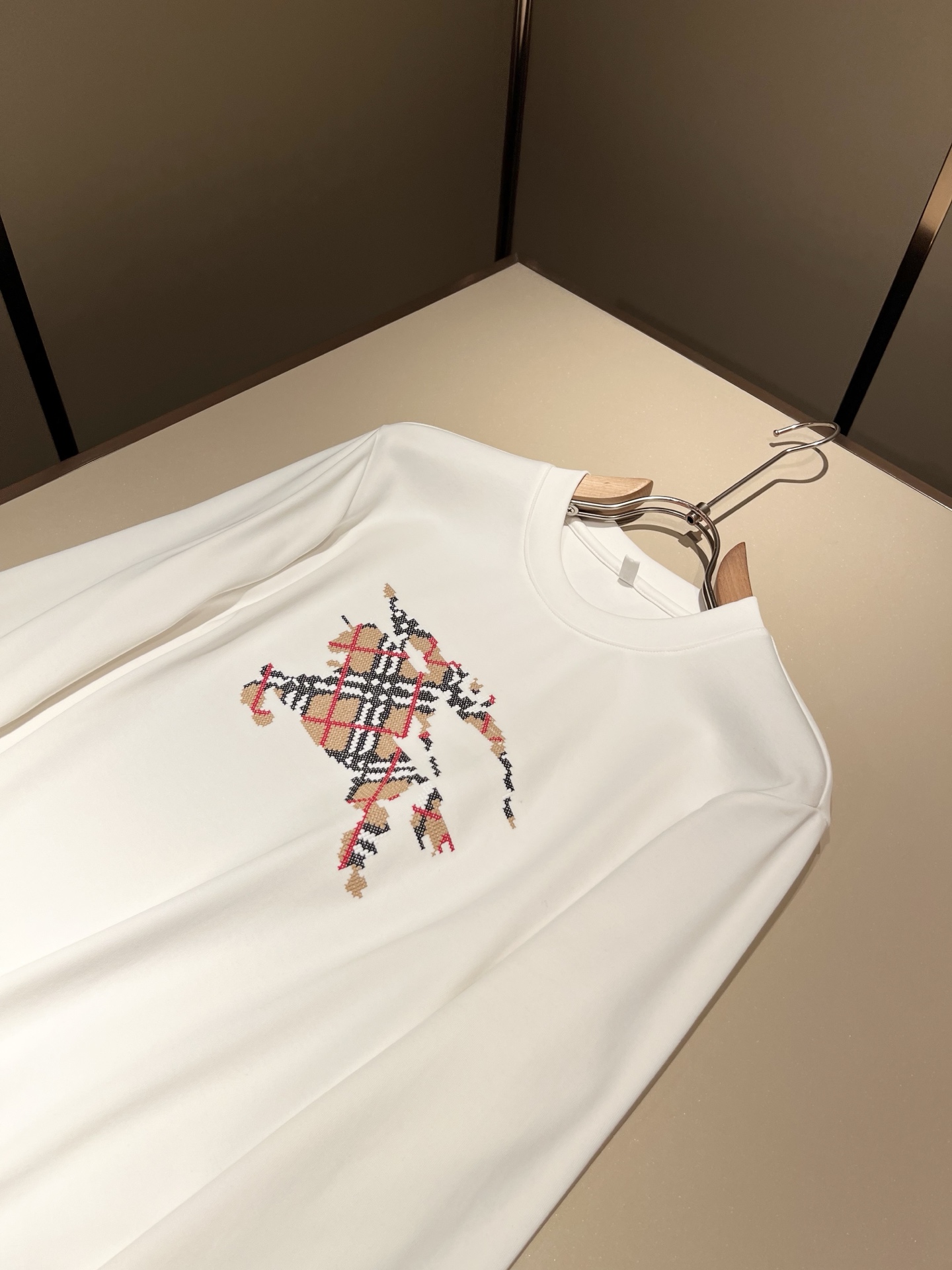 Bur*erry 巴*莉 2025秋冬新款男士长袖打底，品牌最新设计元素！既不单调也不复杂,恰到好处的展