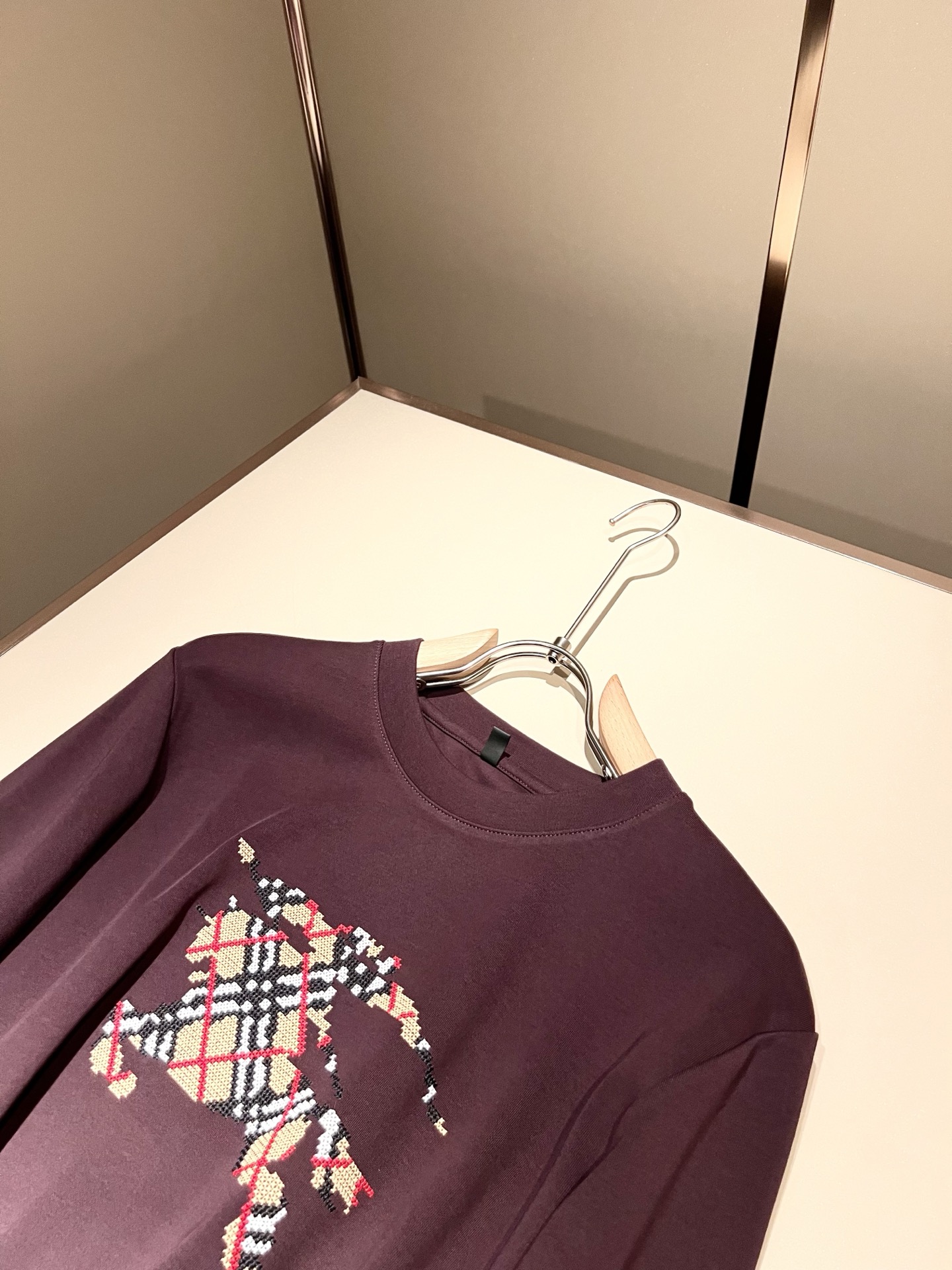 Bur*erry 巴*莉 2025秋冬新款男士长袖打底，品牌最新设计元素！既不单调也不复杂,恰到好处的展