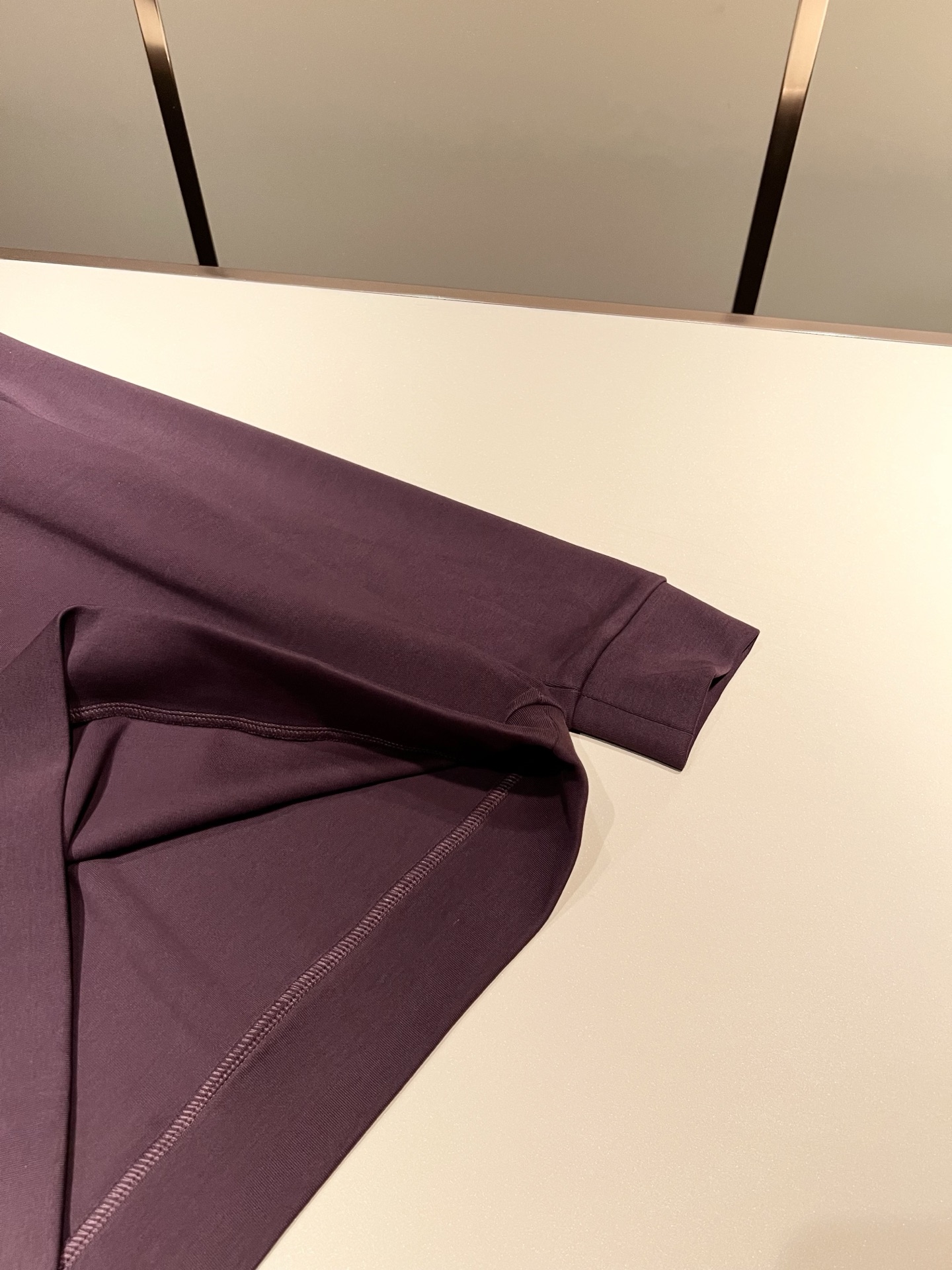 Bur*erry 巴*莉 2025秋冬新款男士长袖打底，品牌最新设计元素！既不单调也不复杂,恰到好处的展