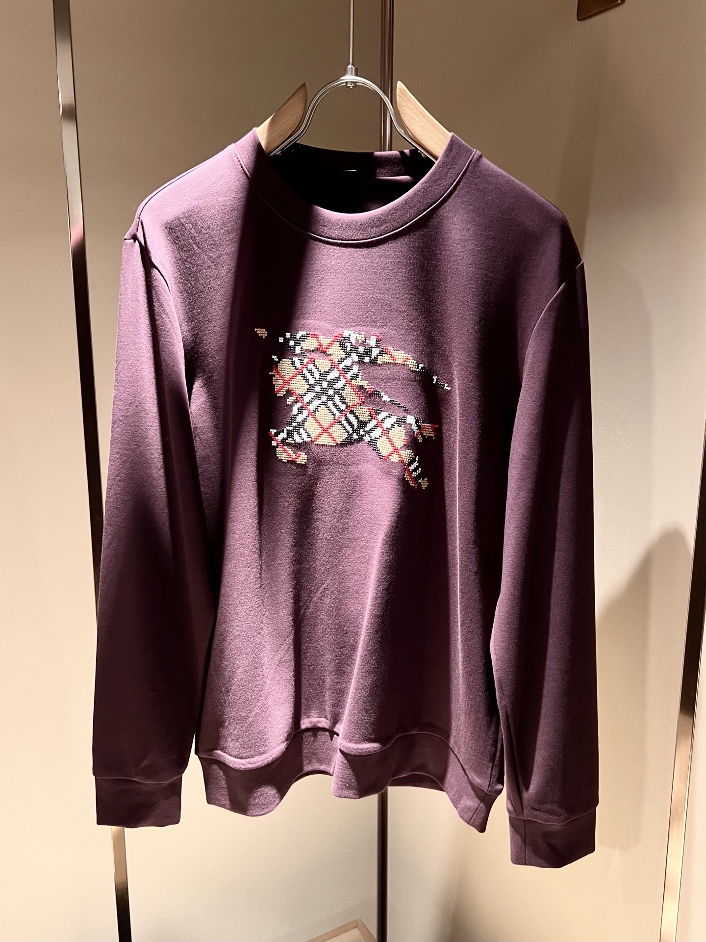 Bur*erry 巴*莉 2025秋冬新款男士长袖打底，品牌最新设计元素！既不单调也不复杂,恰到好处的展