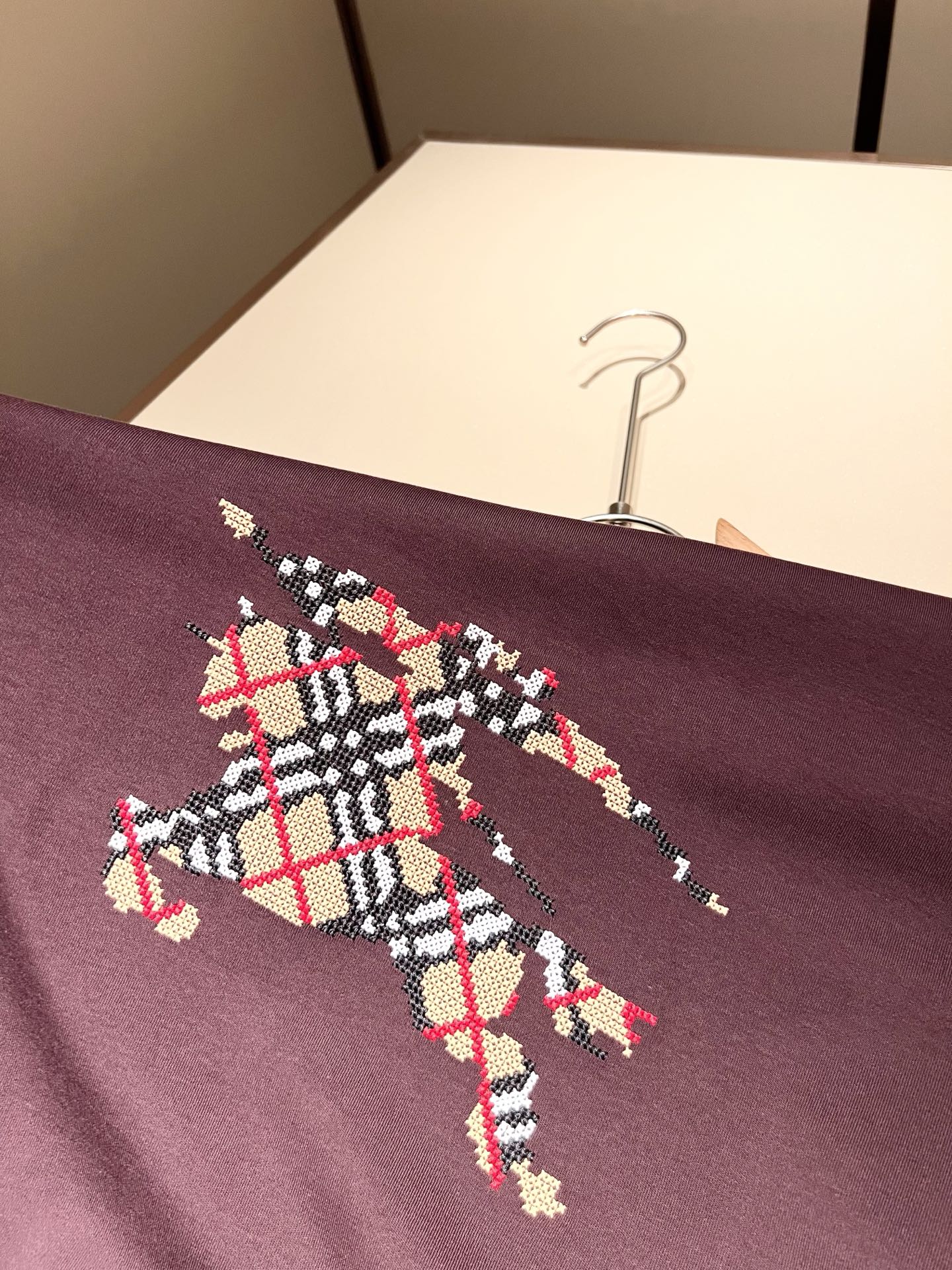 Bur*erry 巴*莉 2025秋冬新款男士长袖打底，品牌最新设计元素！既不单调也不复杂,恰到好处的展