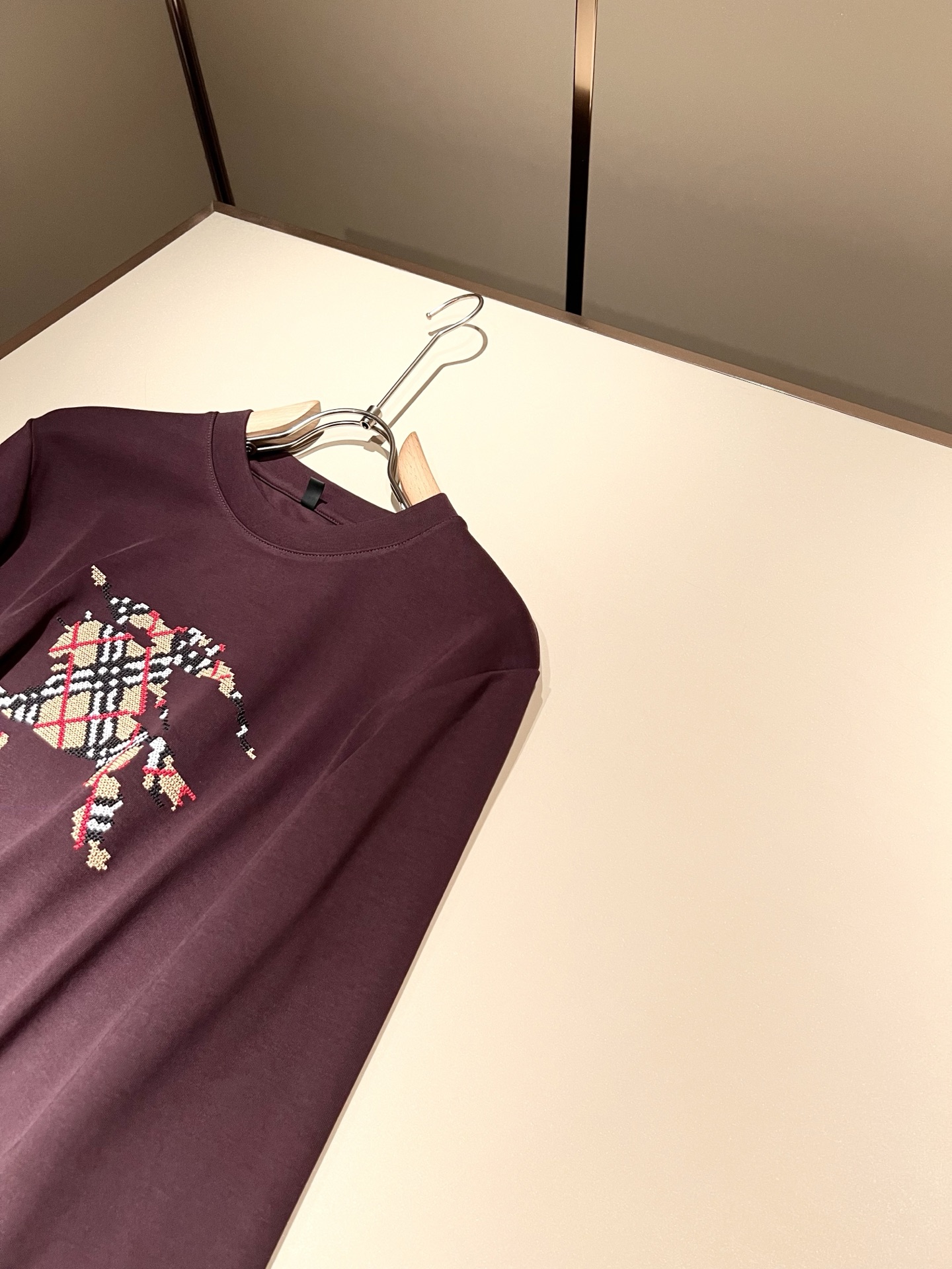 Bur*erry 巴*莉 2025秋冬新款男士长袖打底，品牌最新设计元素！既不单调也不复杂,恰到好处的展