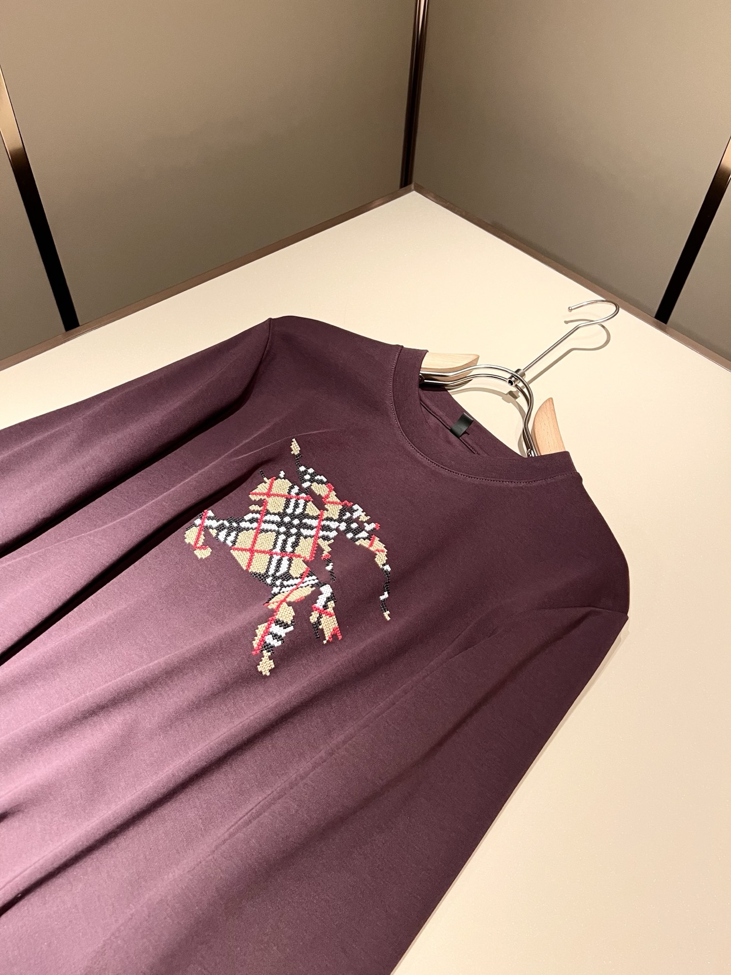 Bur*erry 巴*莉 2025秋冬新款男士长袖打底，品牌最新设计元素！既不单调也不复杂,恰到好处的展