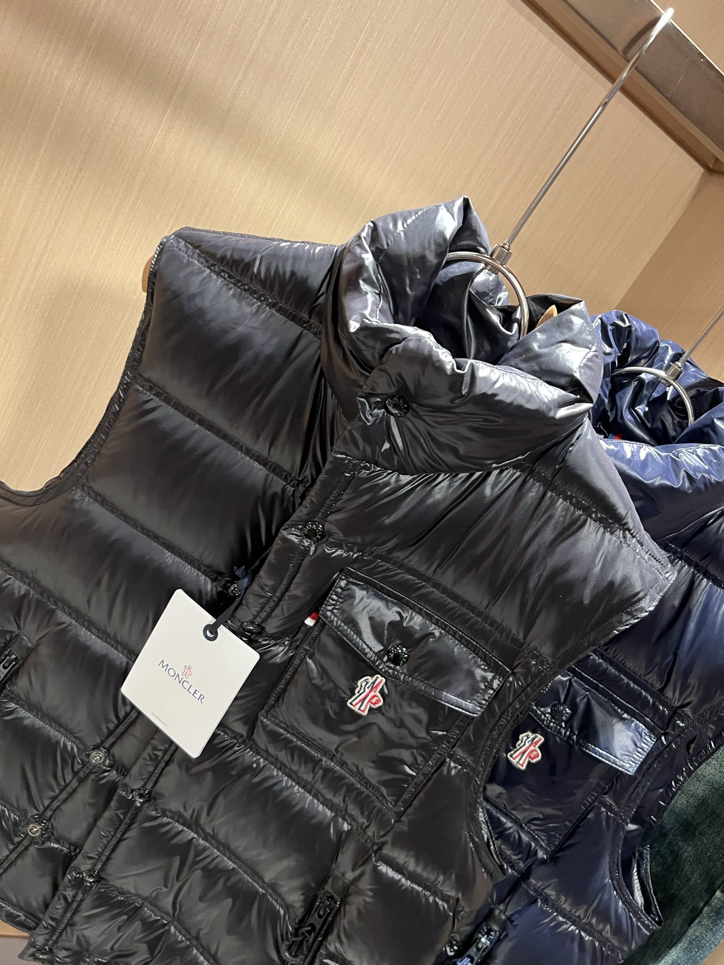 Mon*ler蒙口 2025秋冬新款男女同款👫羽绒马甲夹克 ！年度的压轴款登场...匠心技艺于一身的经典