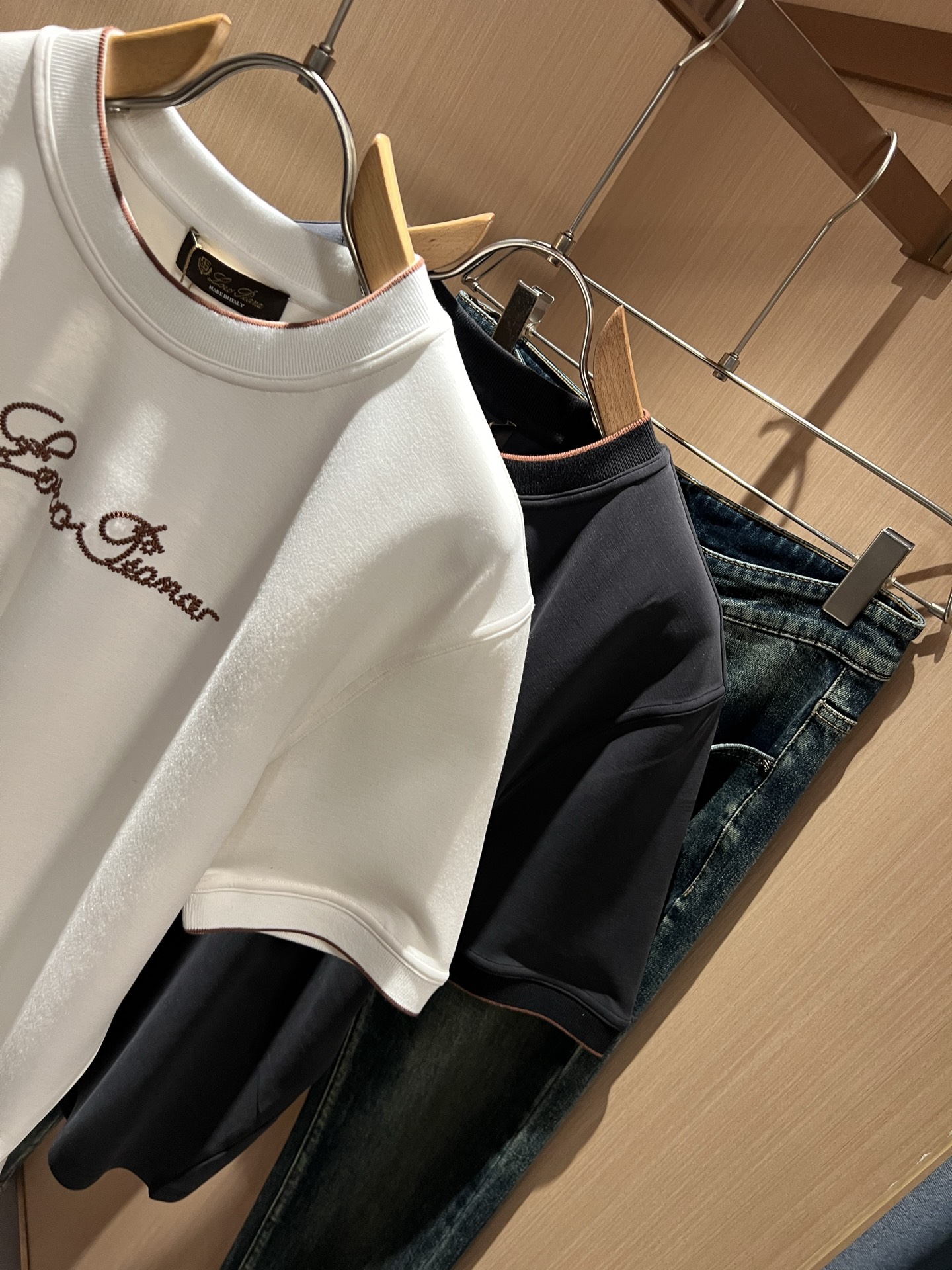 Loro Piana诺悠翩雅 2025秋冬男士最新的贸易订单短袖打底衫，全品相！！胸前采用logo图案刺