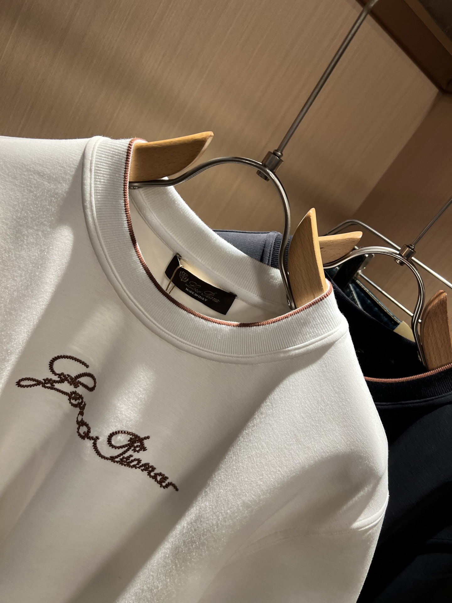 Loro Piana诺悠翩雅 2025秋冬男士最新的贸易订单短袖打底衫，全品相！！胸前采用logo图案刺