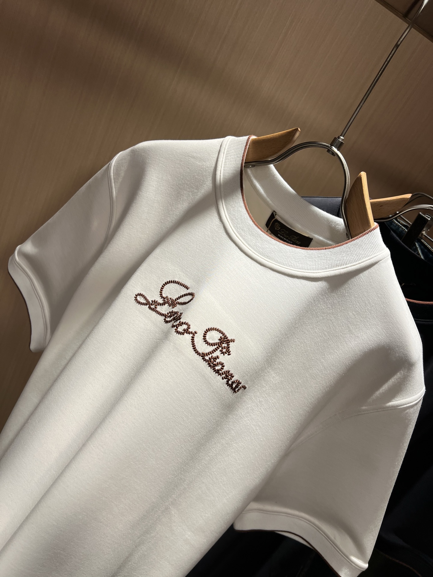 Loro Piana诺悠翩雅 2025秋冬男士最新的贸易订单短袖打底衫，全品相！！胸前采用logo图案刺