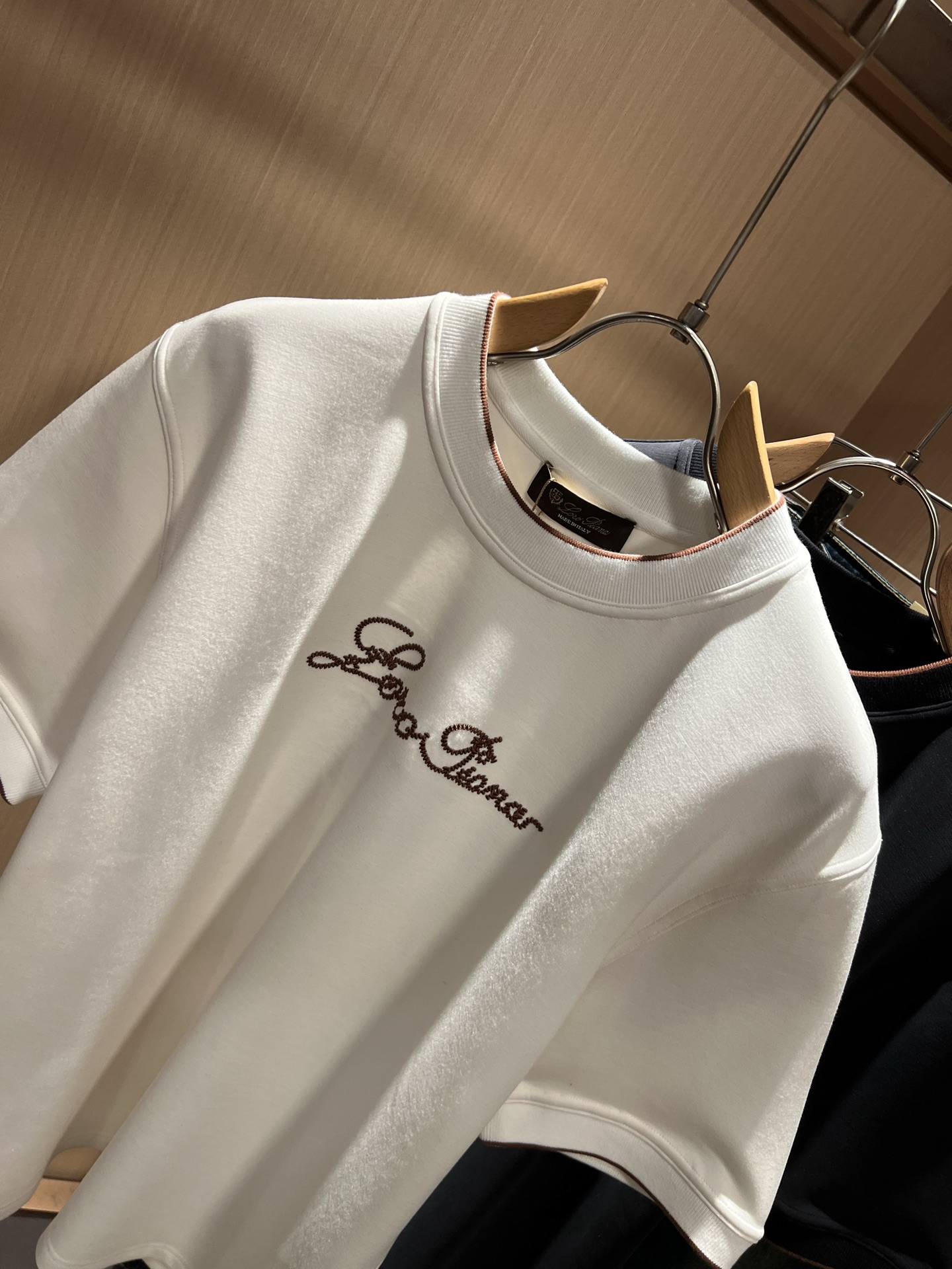 Loro Piana诺悠翩雅 2025秋冬男士最新的贸易订单短袖打底衫，全品相！！胸前采用logo图案刺