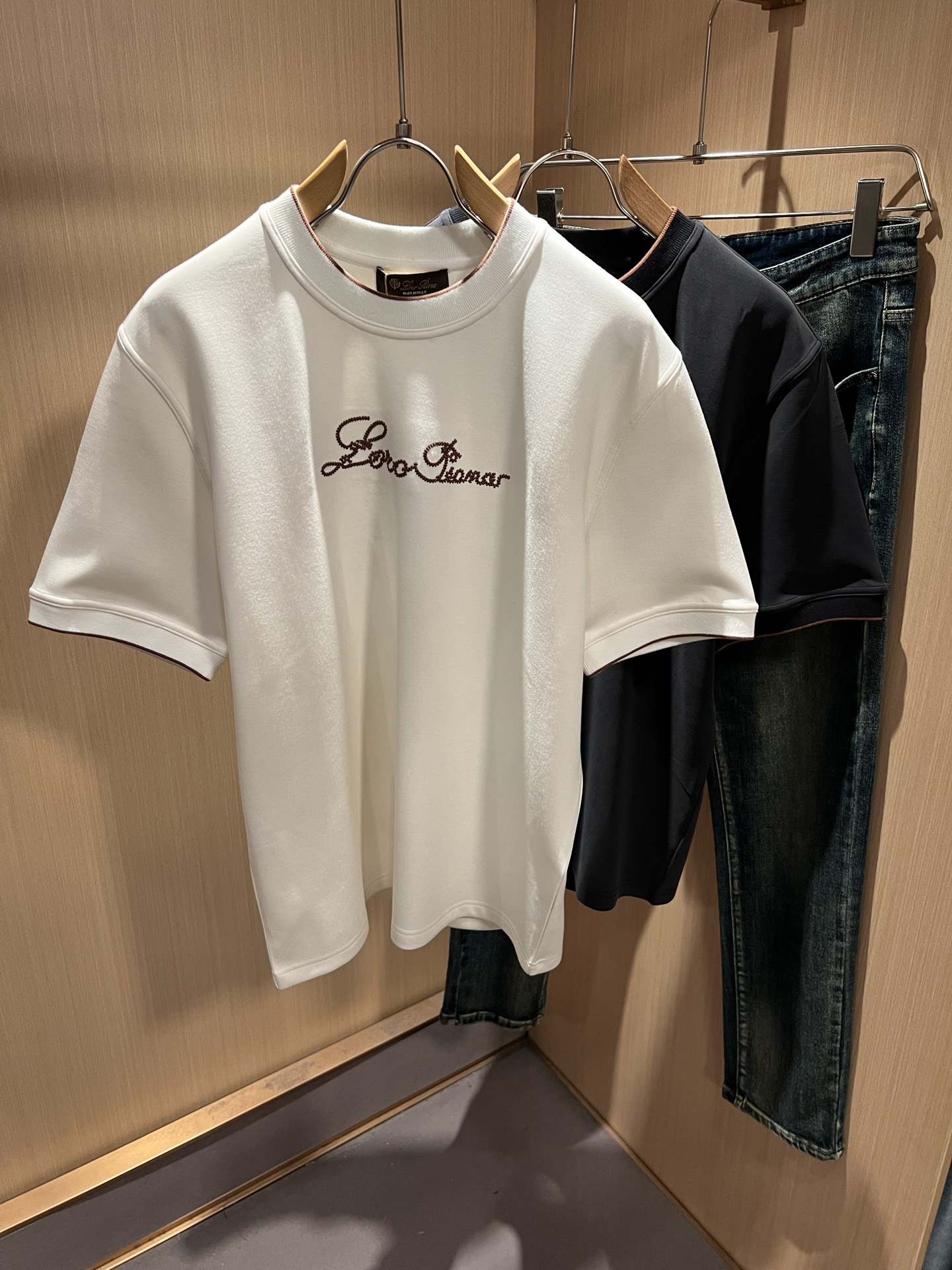 Loro Piana诺悠翩雅 2025秋冬男士最新的贸易订单短袖打底衫，全品相！！胸前采用logo图案刺