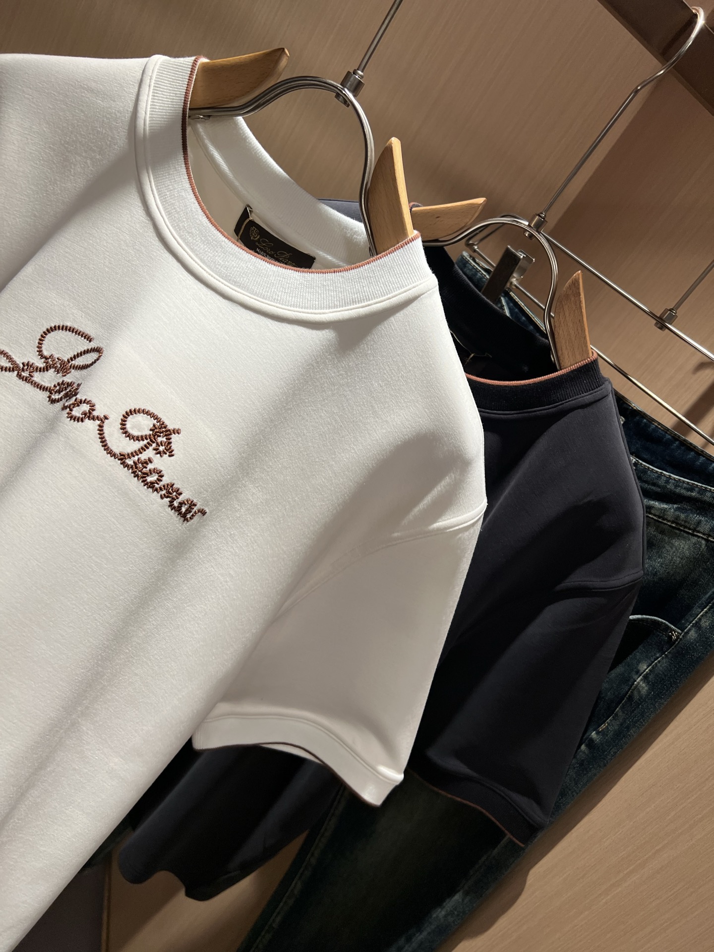 Loro Piana诺悠翩雅 2025秋冬男士最新的贸易订单短袖打底衫，全品相！！胸前采用logo图案刺