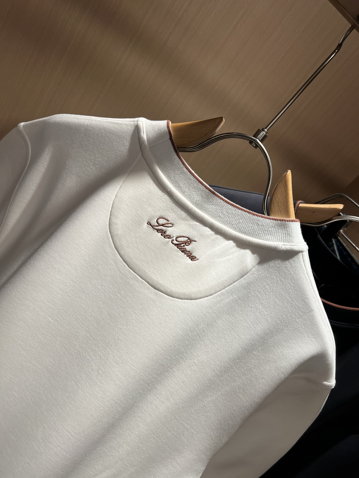 Loro Piana诺悠翩雅 2025秋冬男士最新的贸易订单短袖打底衫，全品相！！胸前采用logo图案刺