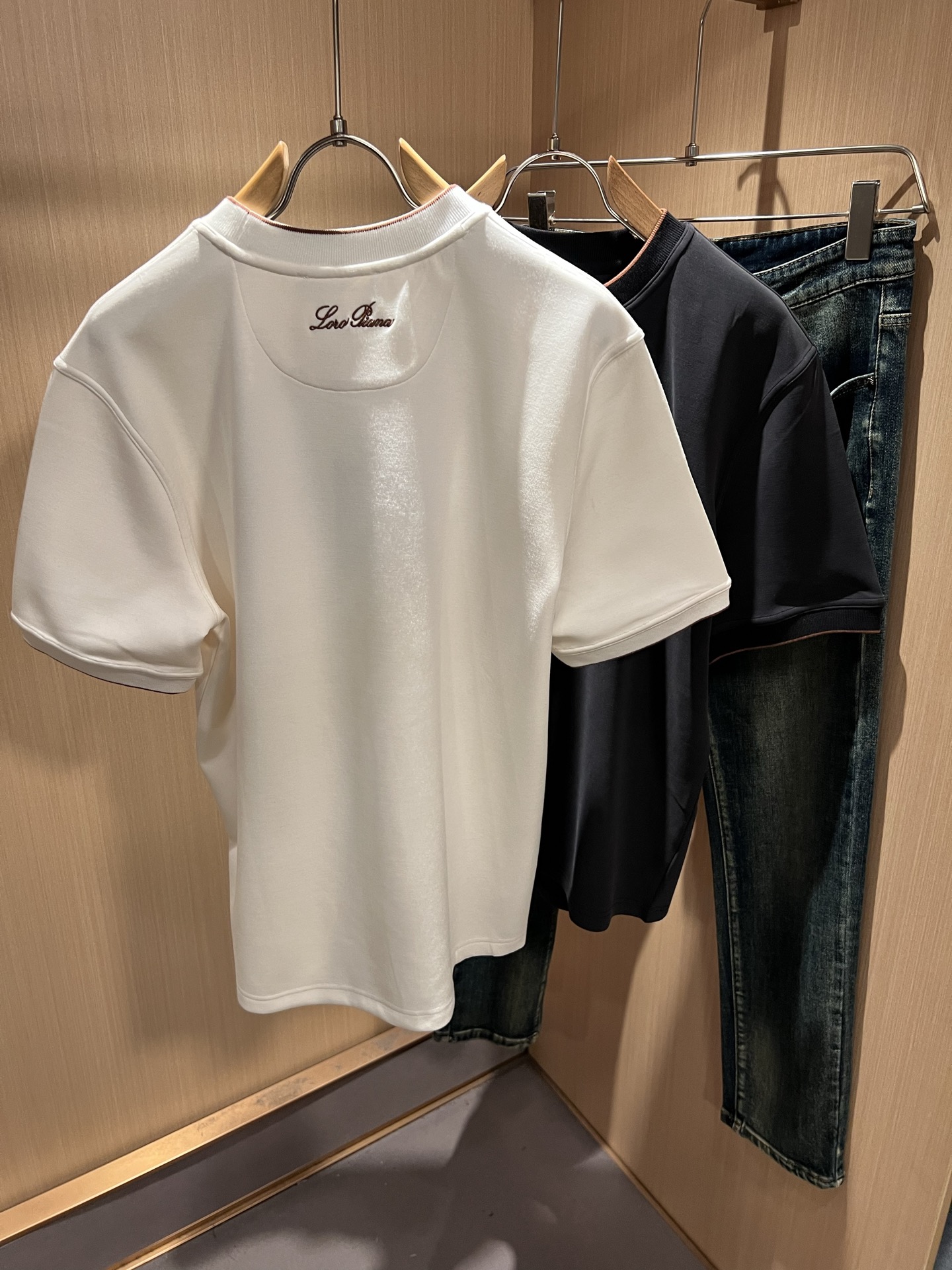 Loro Piana诺悠翩雅 2025秋冬男士最新的贸易订单短袖打底衫，全品相！！胸前采用logo图案刺