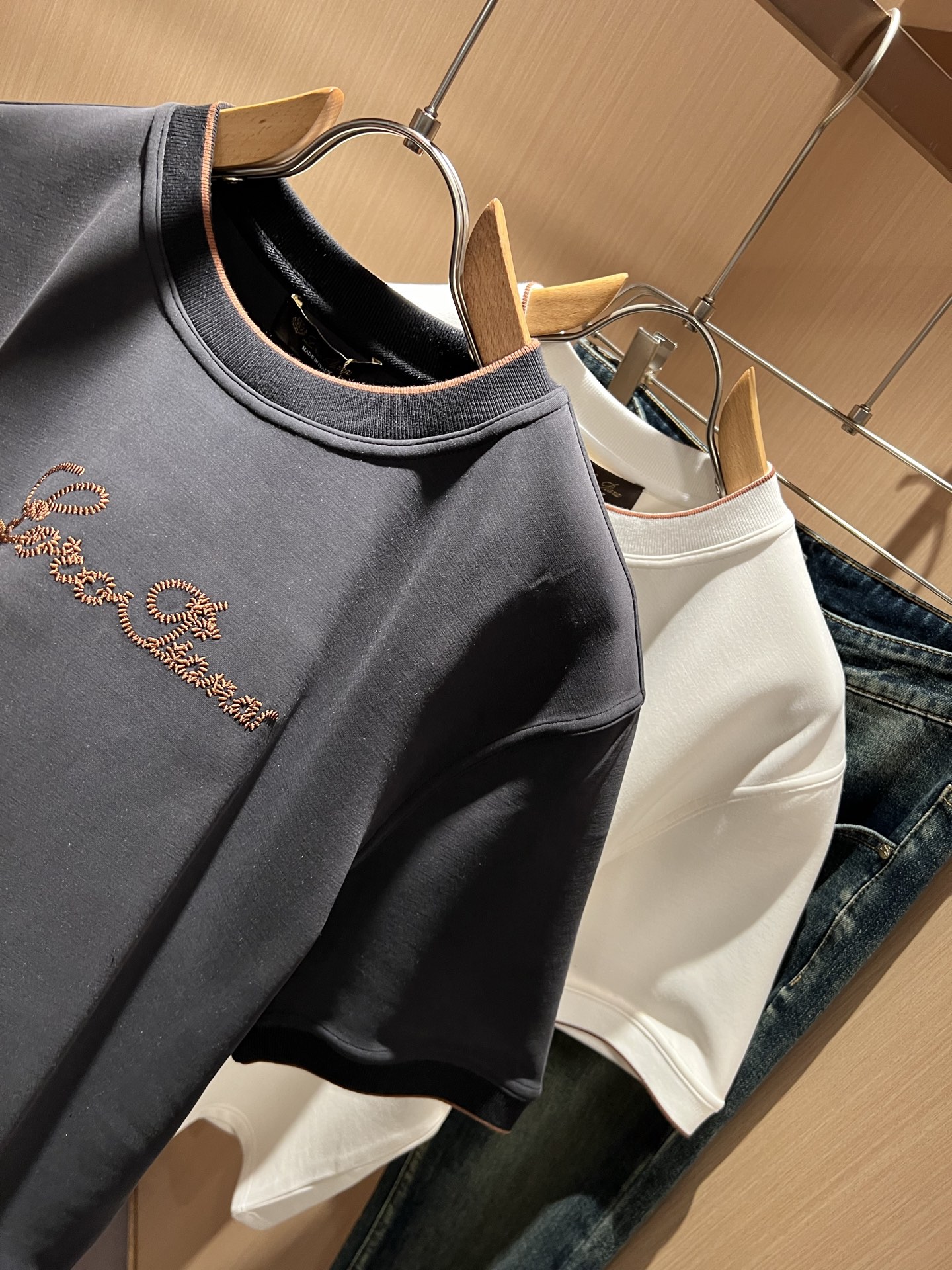 Loro Piana诺悠翩雅 2025秋冬男士最新的贸易订单短袖打底衫，全品相！！胸前采用logo图案刺