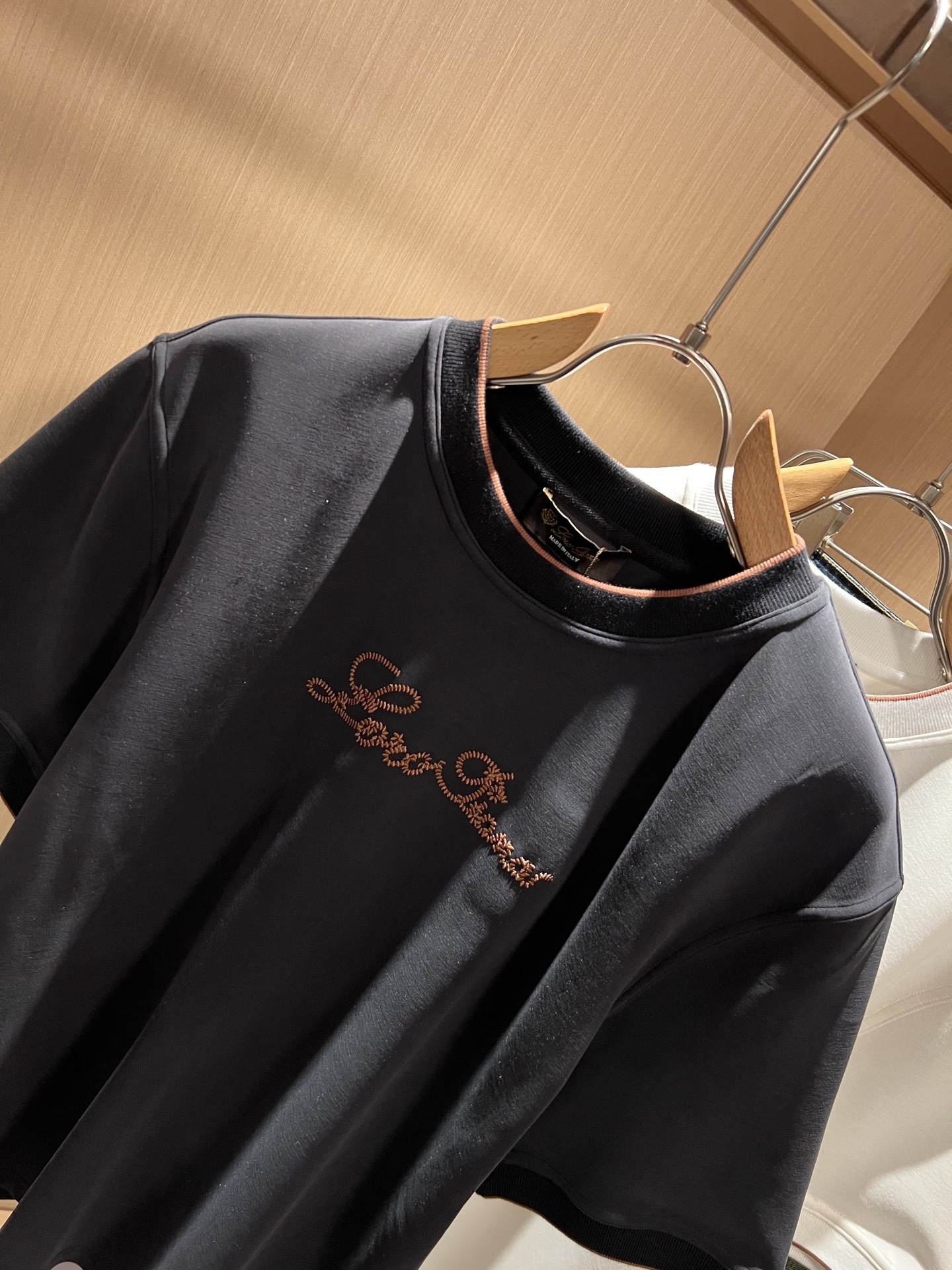 Loro Piana诺悠翩雅 2025秋冬男士最新的贸易订单短袖打底衫，全品相！！胸前采用logo图案刺