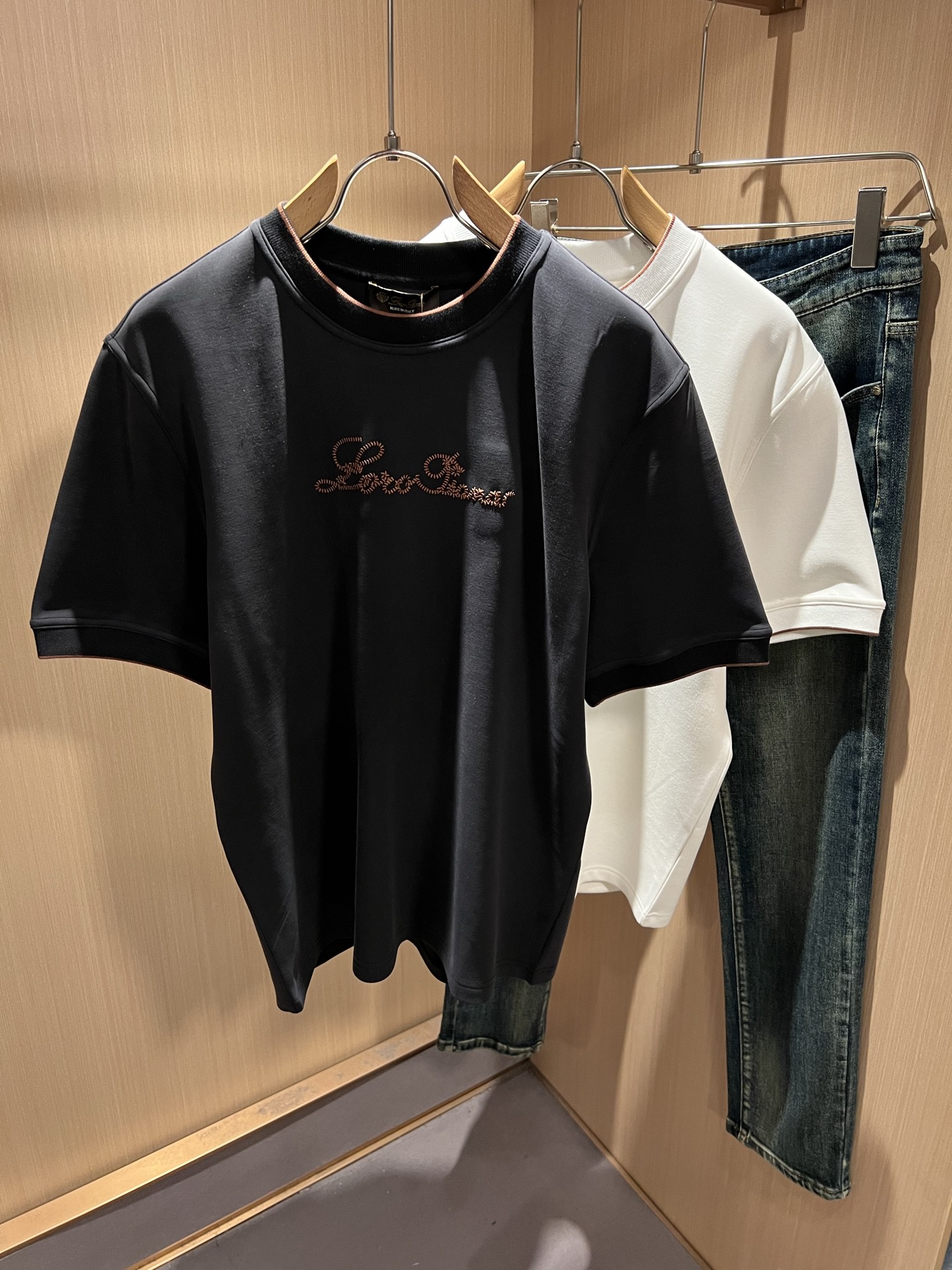 Loro Piana诺悠翩雅 2025秋冬男士最新的贸易订单短袖打底衫，全品相！！胸前采用logo图案刺