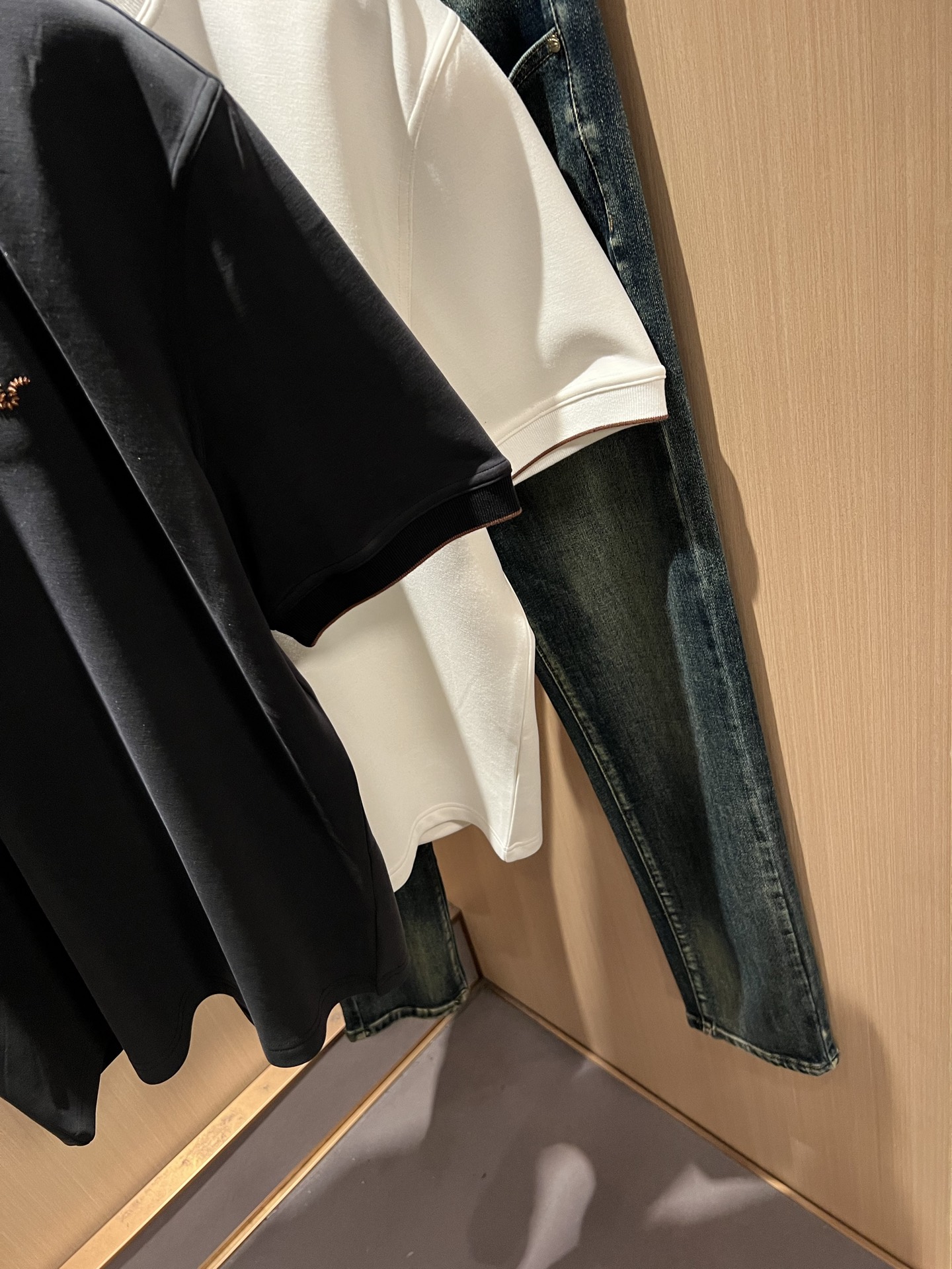 Loro Piana诺悠翩雅 2025秋冬男士最新的贸易订单短袖打底衫，全品相！！胸前采用logo图案刺