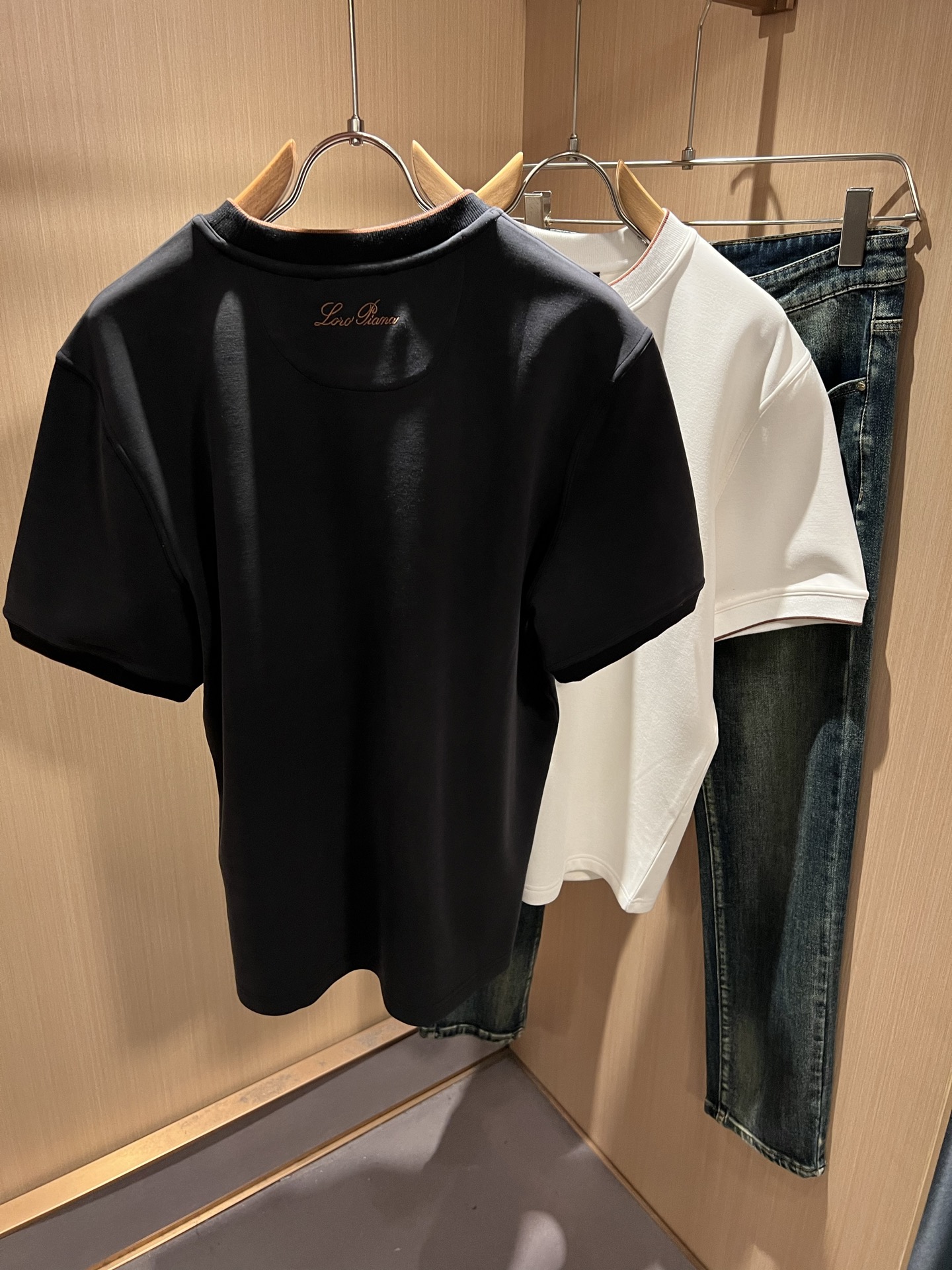 Loro Piana诺悠翩雅 2025秋冬男士最新的贸易订单短袖打底衫，全品相！！胸前采用logo图案刺