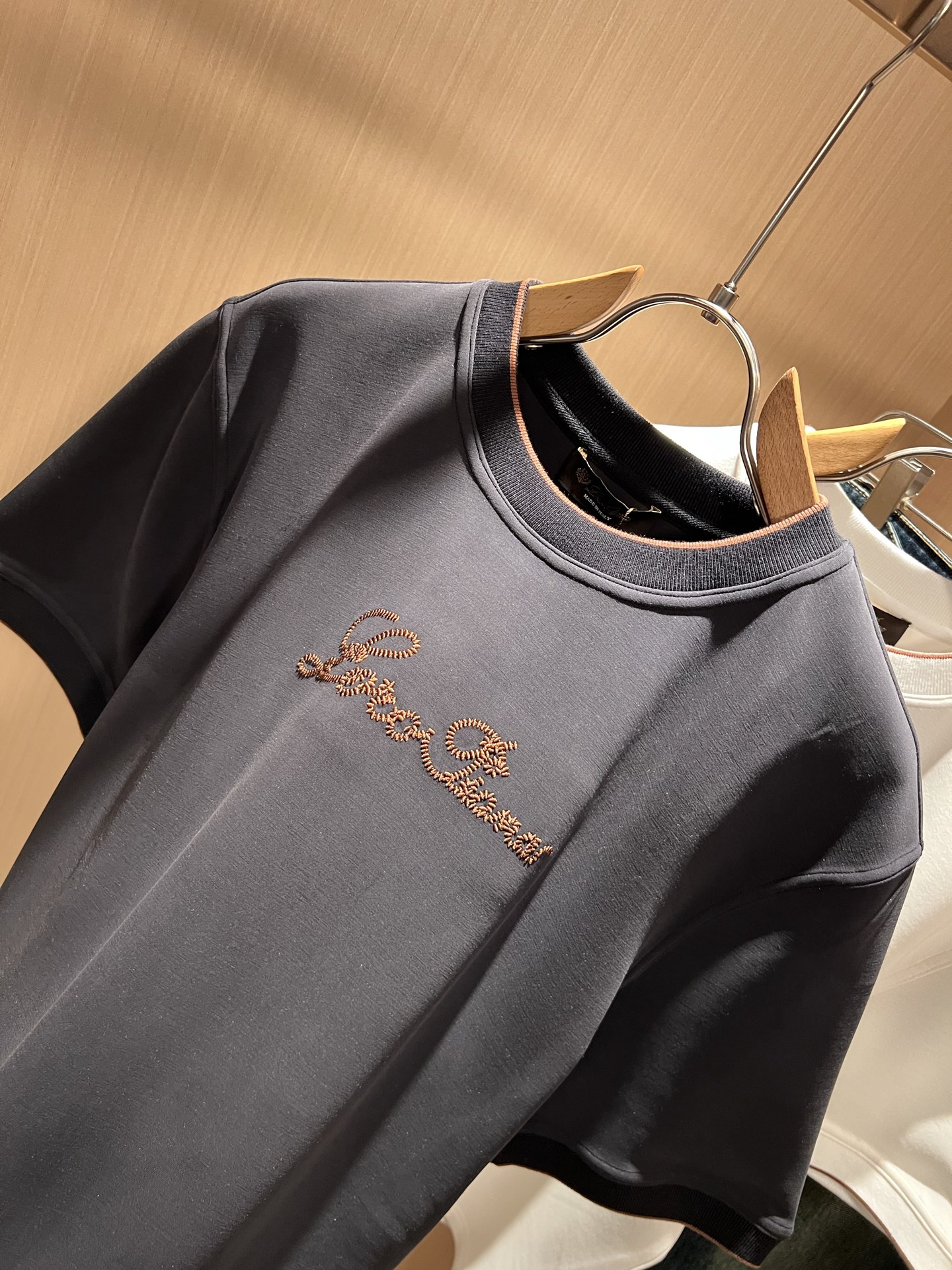 Loro Piana诺悠翩雅 2025秋冬男士最新的贸易订单短袖打底衫，全品相！！胸前采用logo图案刺