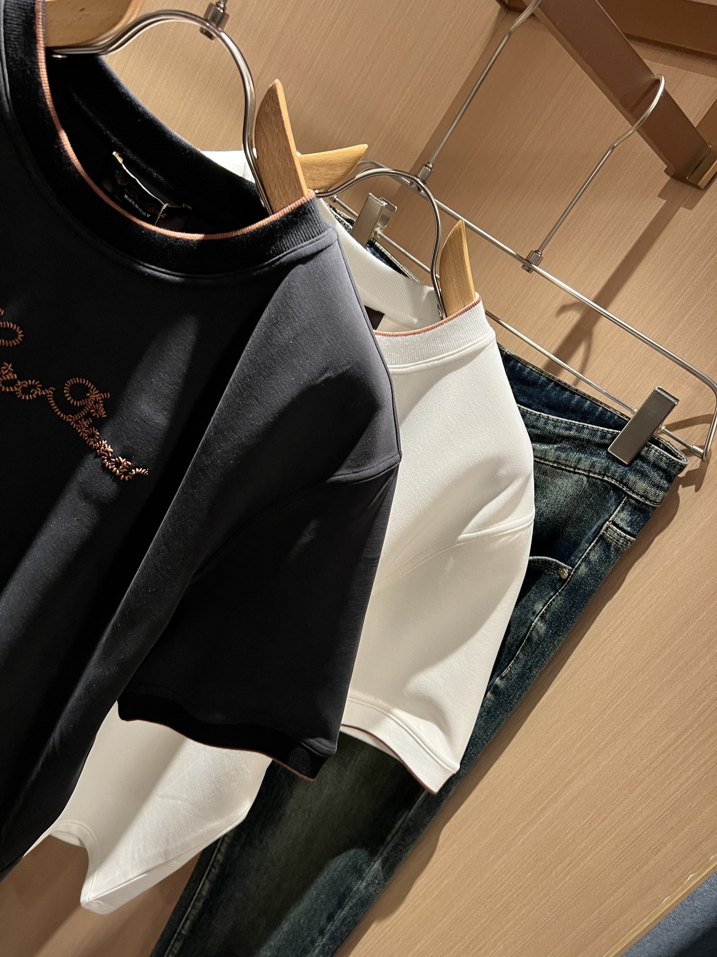 Loro Piana诺悠翩雅 2025秋冬男士最新的贸易订单短袖打底衫，全品相！！胸前采用logo图案刺