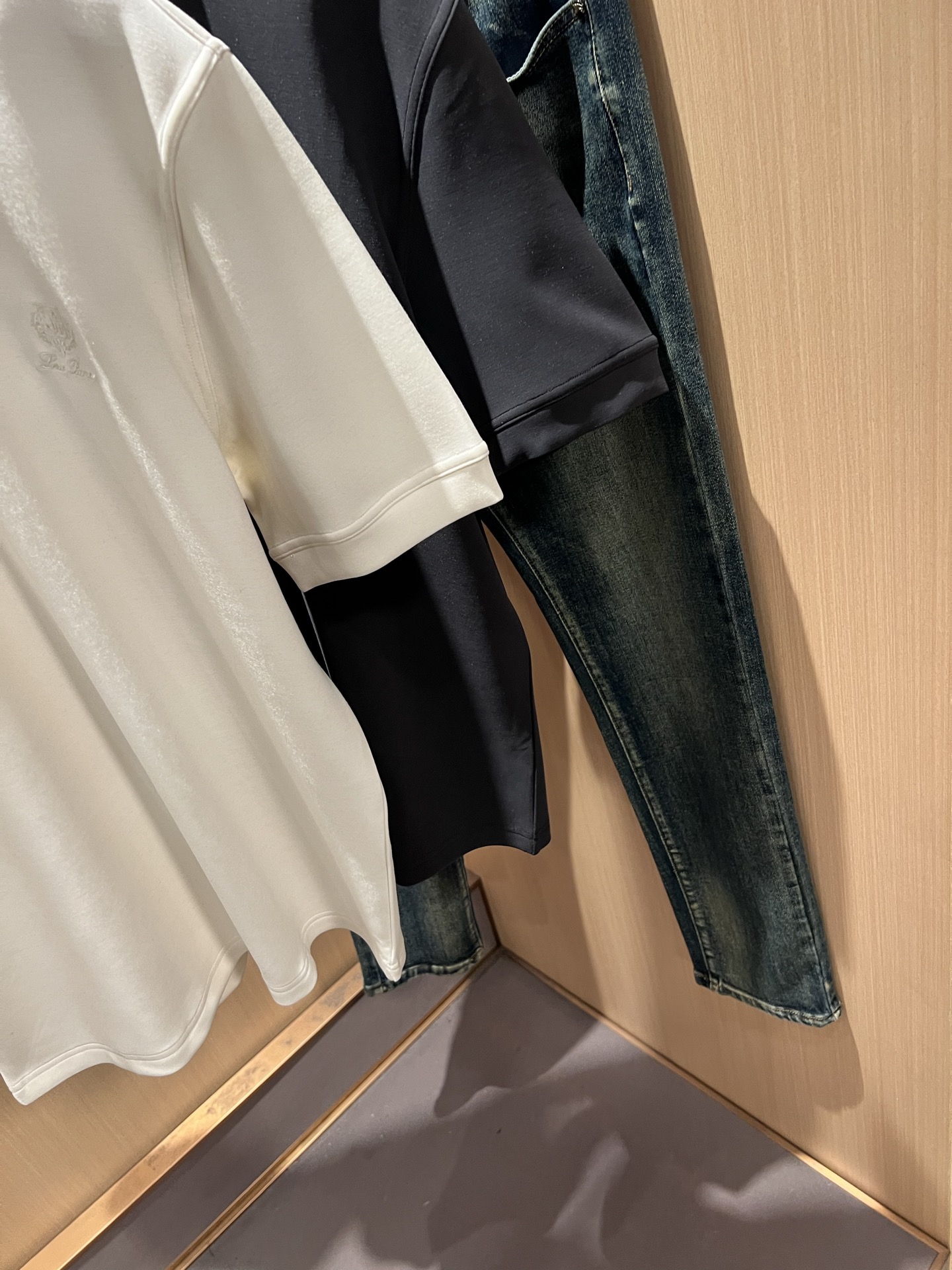 Loro Piana诺悠翩雅 2025秋冬男士最新的贸易订单短袖打底衫，全品相！！胸前采用logo图案刺