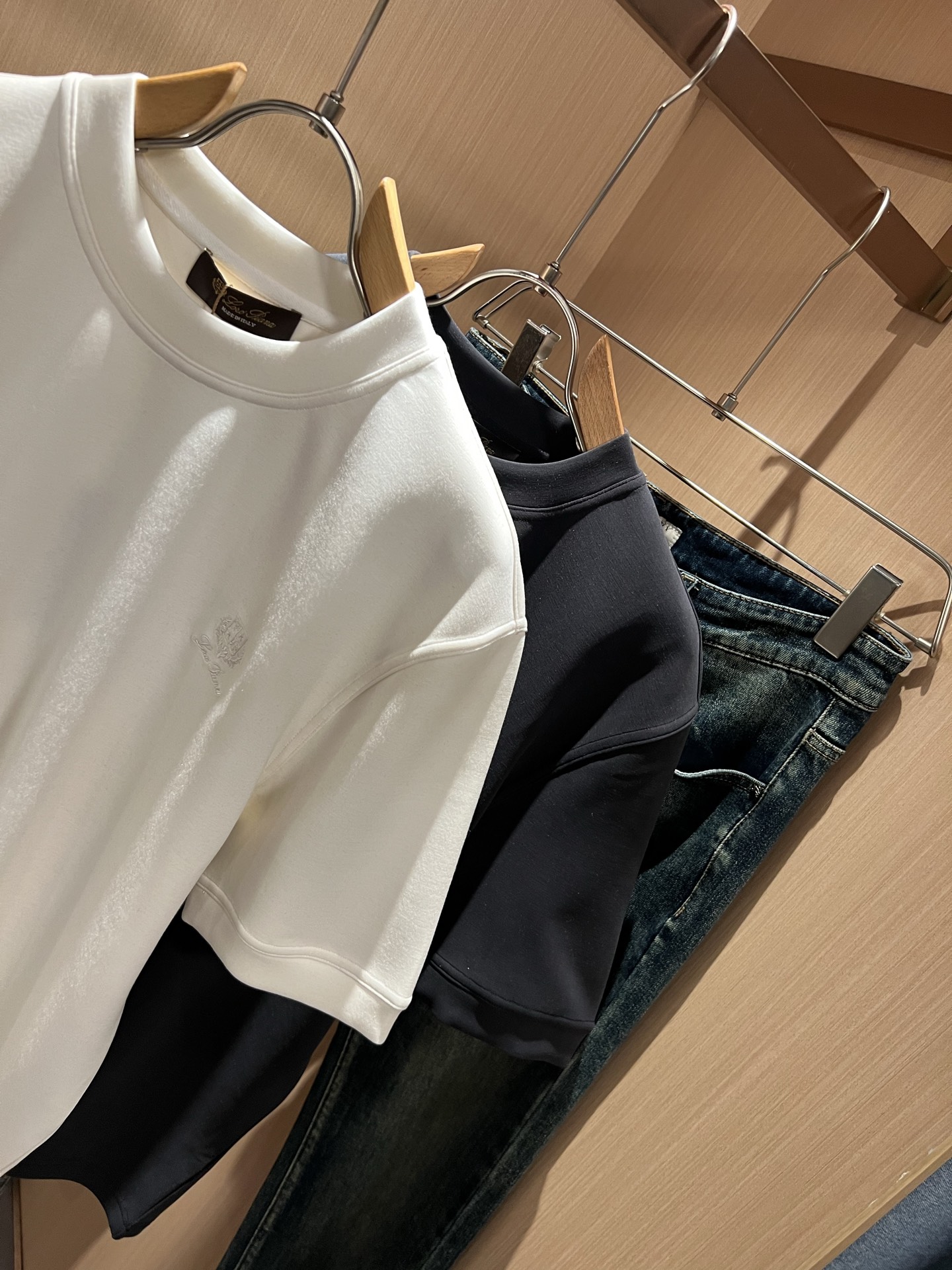 Loro Piana诺悠翩雅 2025秋冬男士最新的贸易订单短袖打底衫，全品相！！胸前采用logo图案刺