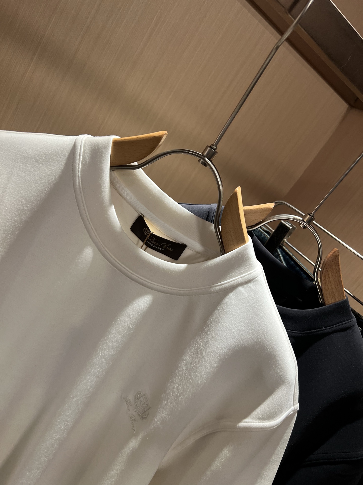 Loro Piana诺悠翩雅 2025秋冬男士最新的贸易订单短袖打底衫，全品相！！胸前采用logo图案刺