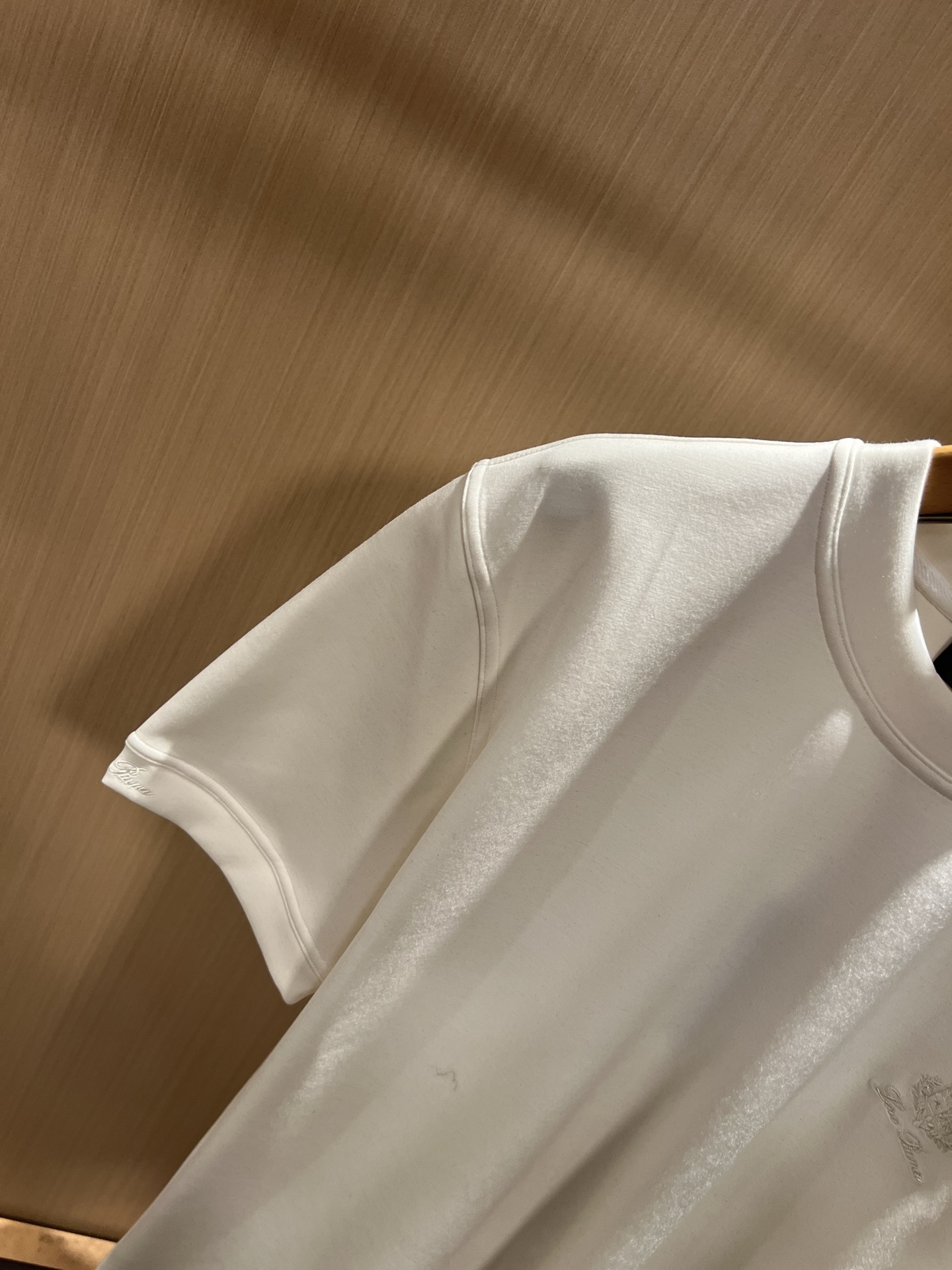 Loro Piana诺悠翩雅 2025秋冬男士最新的贸易订单短袖打底衫，全品相！！胸前采用logo图案刺