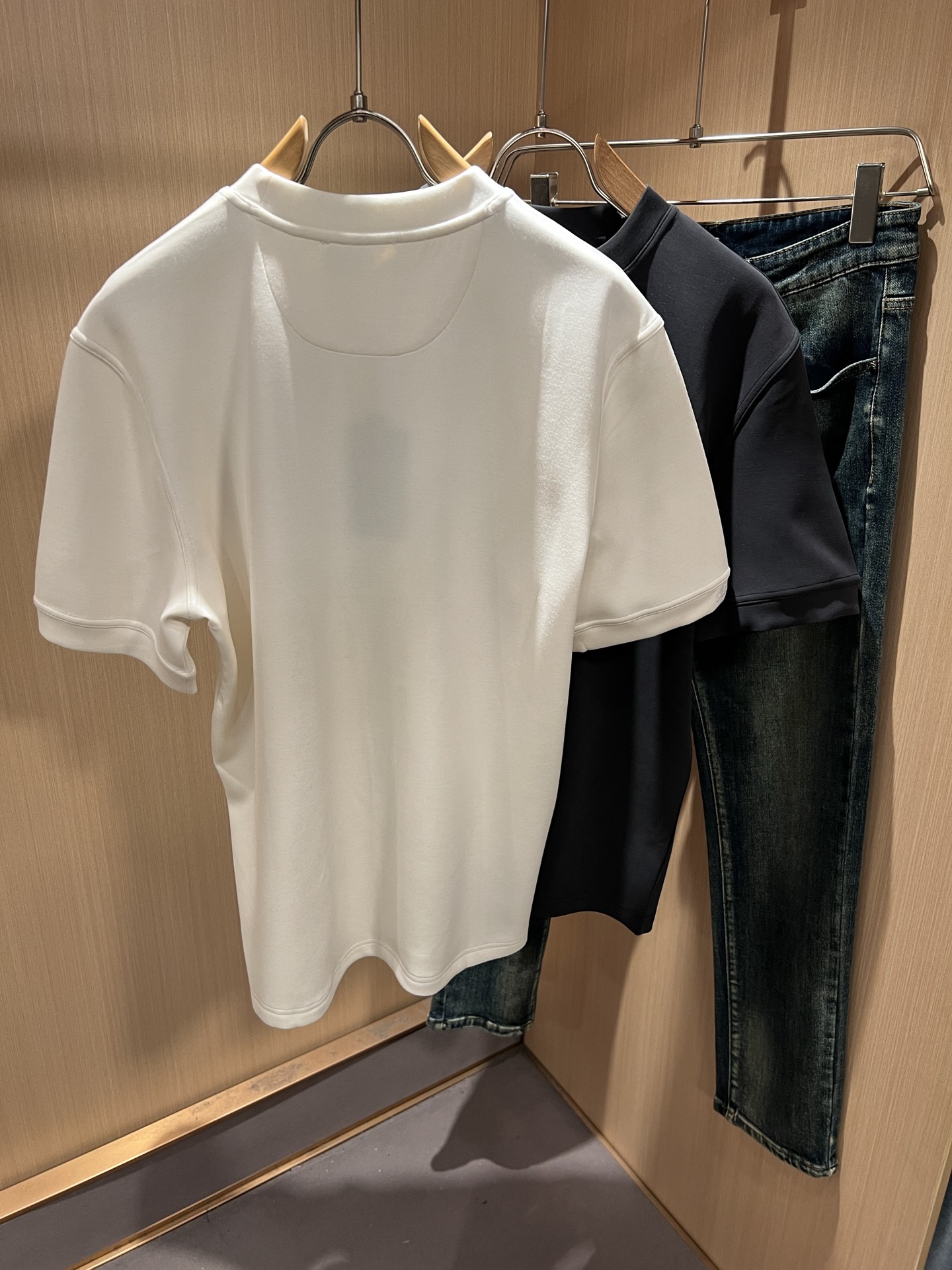 Loro Piana诺悠翩雅 2025秋冬男士最新的贸易订单短袖打底衫，全品相！！胸前采用logo图案刺