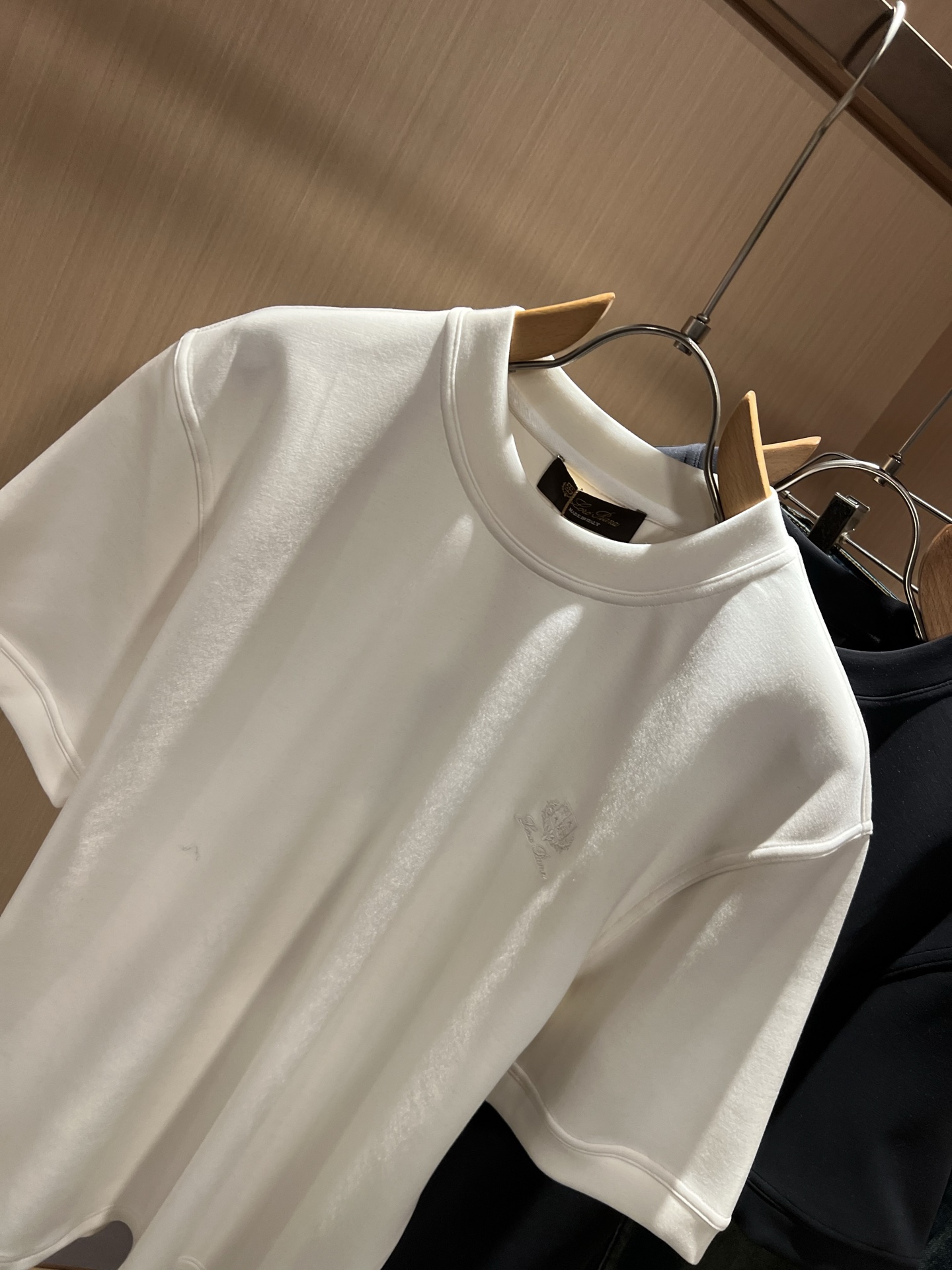 Loro Piana诺悠翩雅 2025秋冬男士最新的贸易订单短袖打底衫，全品相！！胸前采用logo图案刺