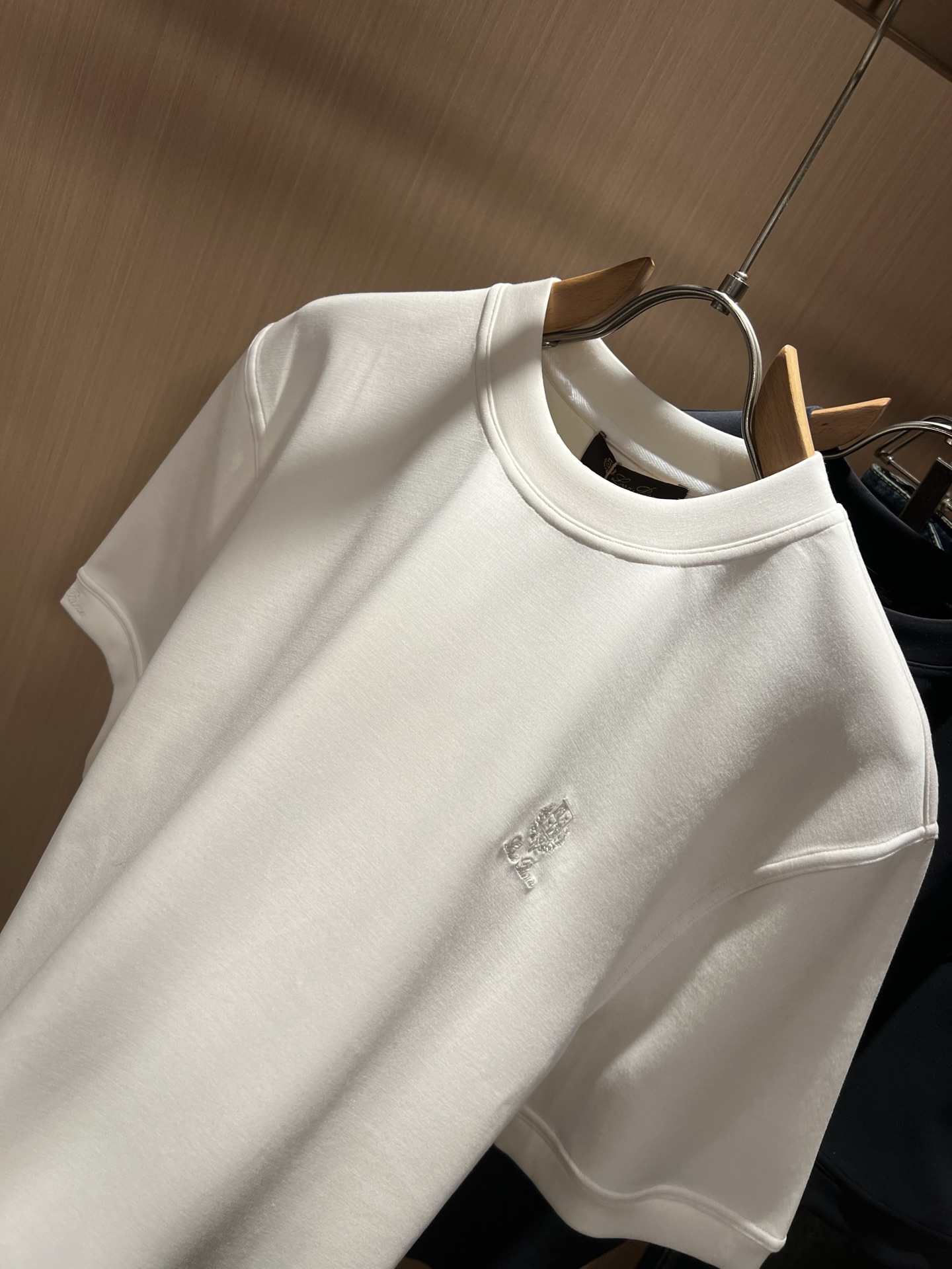 Loro Piana诺悠翩雅 2025秋冬男士最新的贸易订单短袖打底衫，全品相！！胸前采用logo图案刺