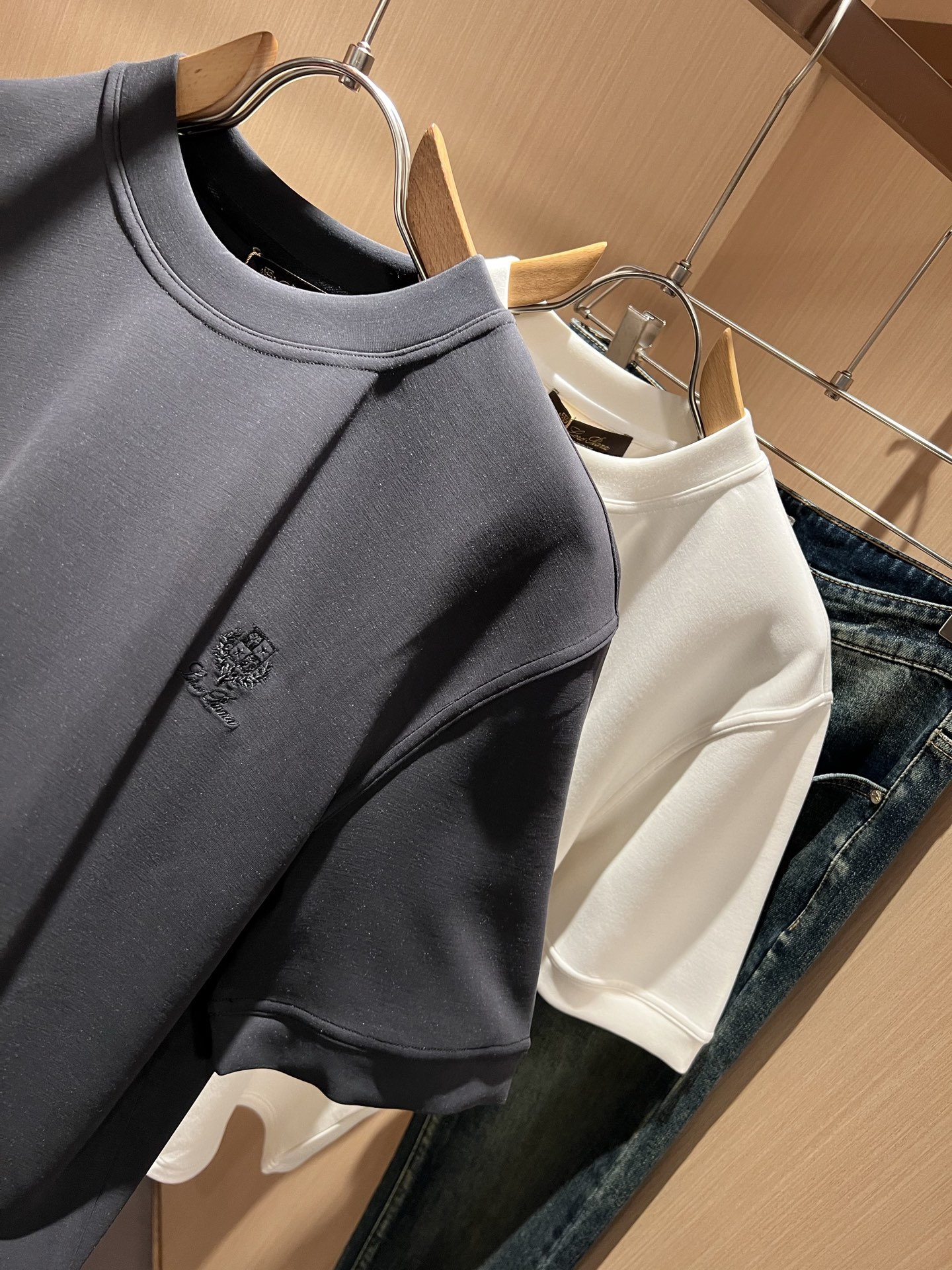 Loro Piana诺悠翩雅 2025秋冬男士最新的贸易订单短袖打底衫，全品相！！胸前采用logo图案刺