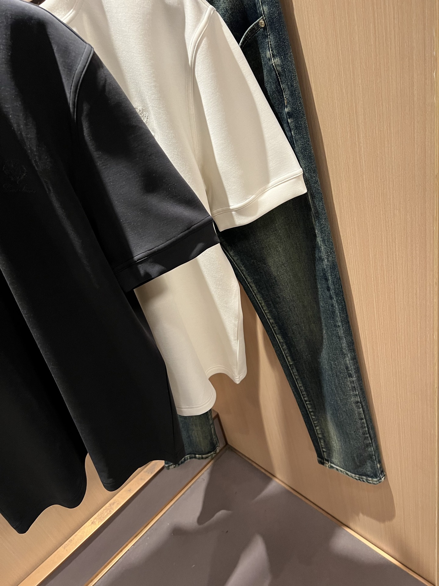 Loro Piana诺悠翩雅 2025秋冬男士最新的贸易订单短袖打底衫，全品相！！胸前采用logo图案刺