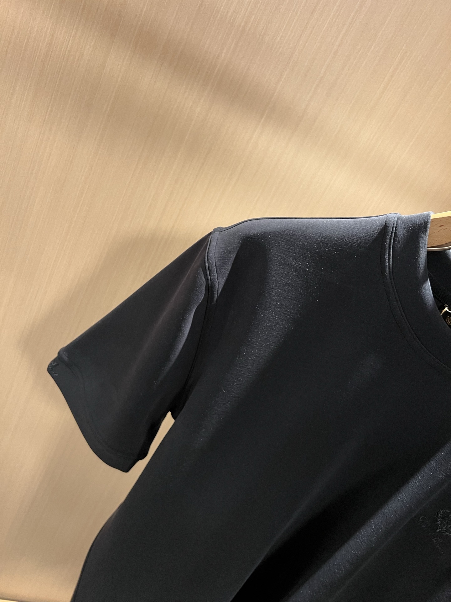 Loro Piana诺悠翩雅 2025秋冬男士最新的贸易订单短袖打底衫，全品相！！胸前采用logo图案刺