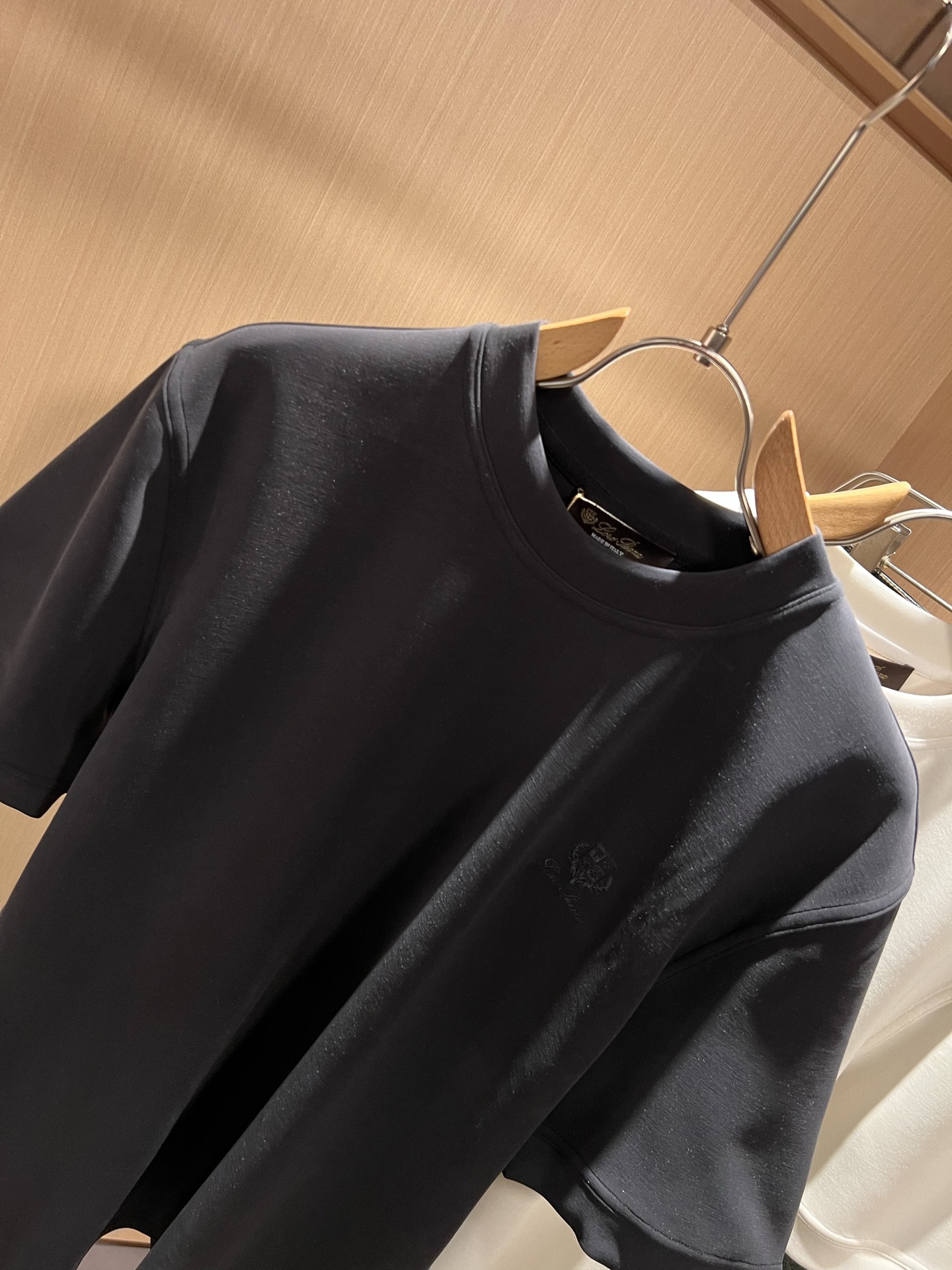 Loro Piana诺悠翩雅 2025秋冬男士最新的贸易订单短袖打底衫，全品相！！胸前采用logo图案刺