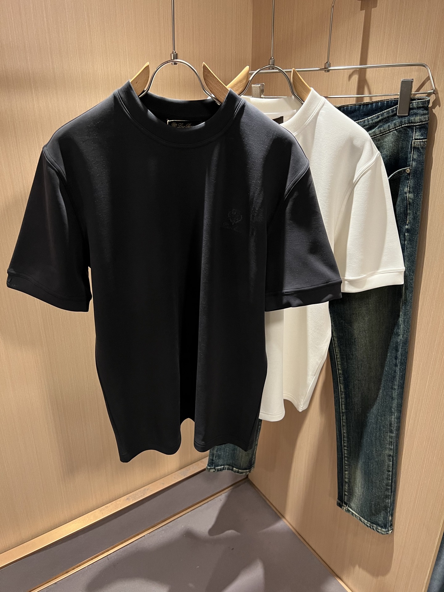 Loro Piana诺悠翩雅 2025秋冬男士最新的贸易订单短袖打底衫，全品相！！胸前采用logo图案刺