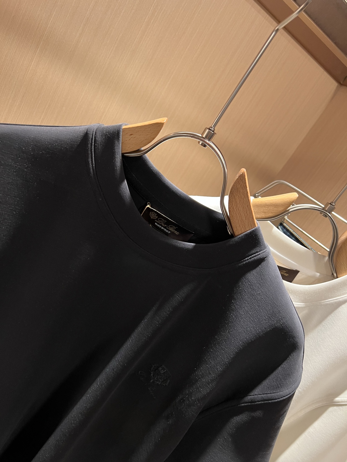 Loro Piana诺悠翩雅 2025秋冬男士最新的贸易订单短袖打底衫，全品相！！胸前采用logo图案刺