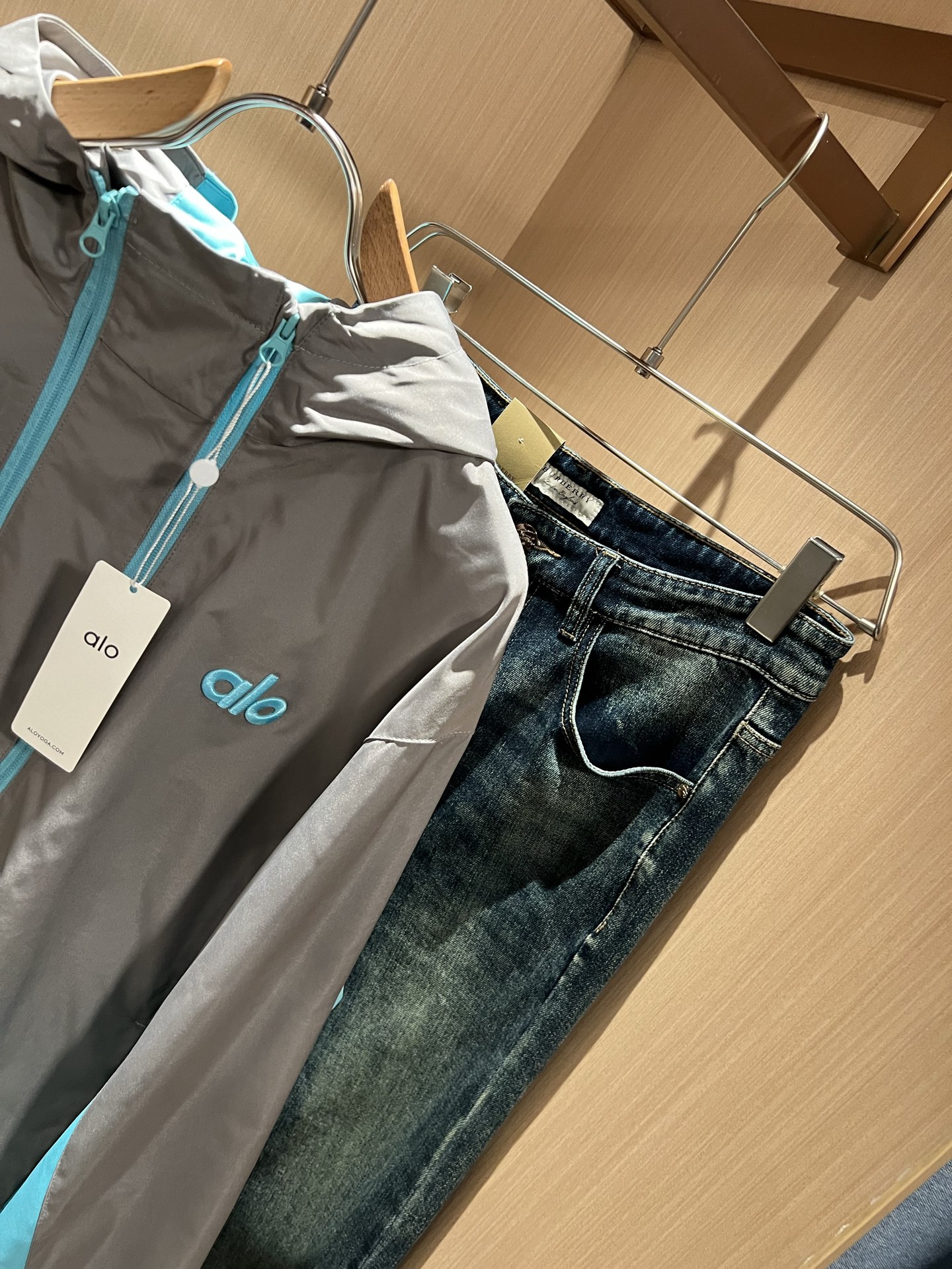 Alo2025秋冬全新系列单品上线，非常时髦前卫的一款男女同款👫夹克外套，标识logo图案刺绣修饰！区别