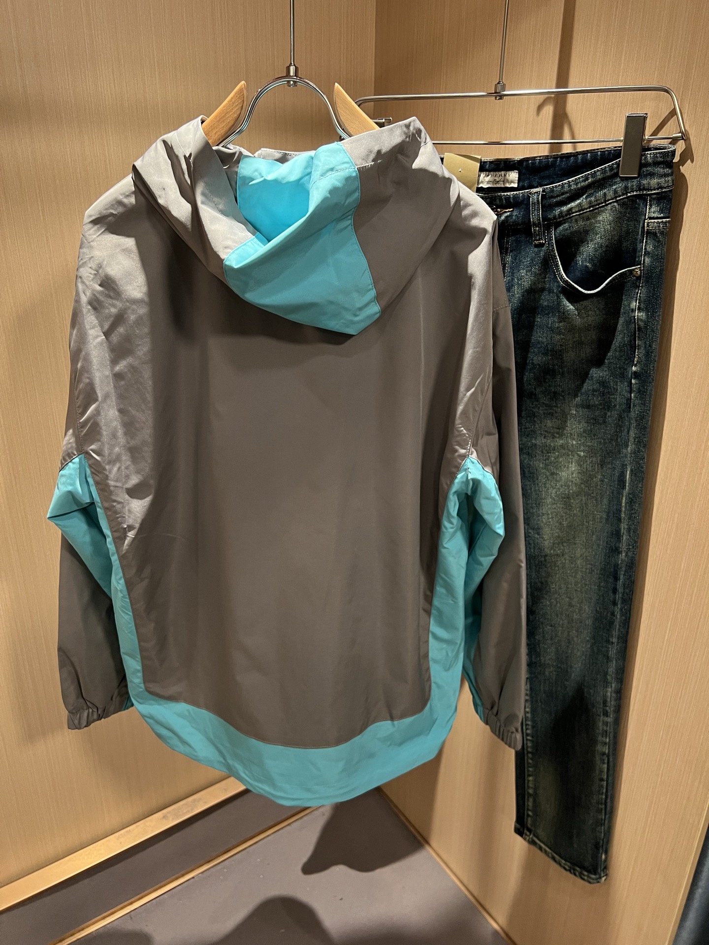 Alo2025秋冬全新系列单品上线，非常时髦前卫的一款男女同款👫夹克外套，标识logo图案刺绣修饰！区别