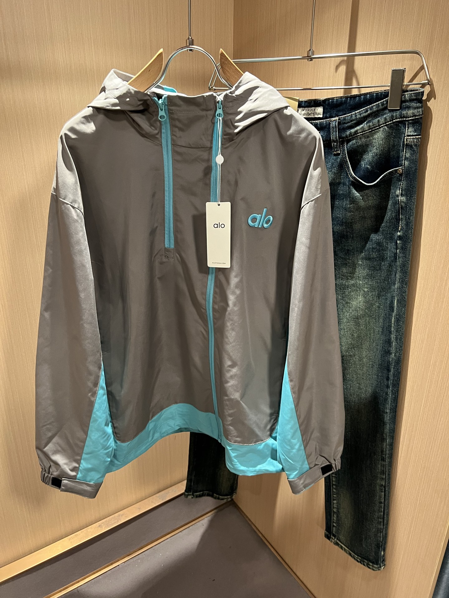 Alo2025秋冬全新系列单品上线，非常时髦前卫的一款男女同款👫夹克外套，标识logo图案刺绣修饰！区别