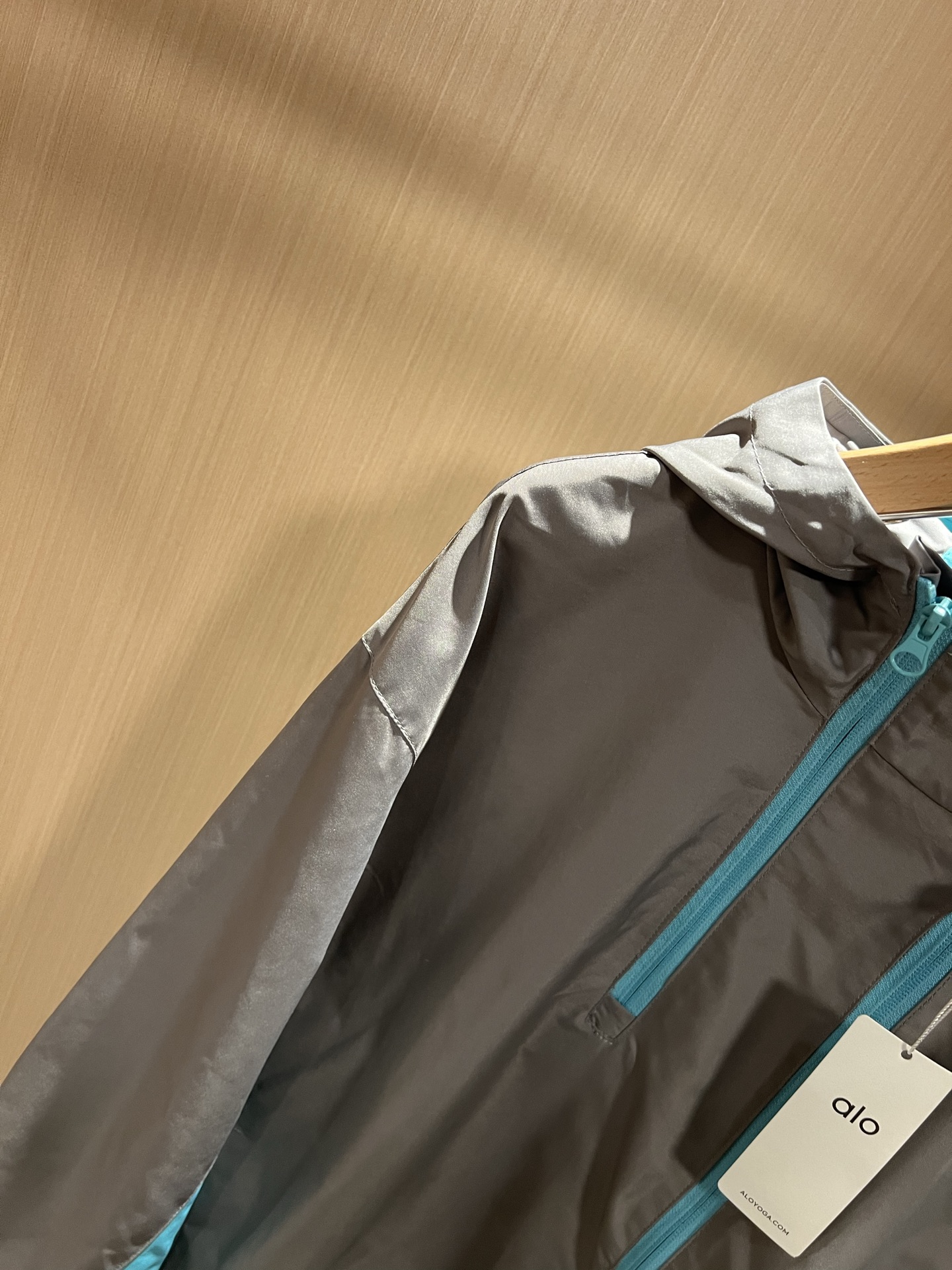 Alo2025秋冬全新系列单品上线，非常时髦前卫的一款男女同款👫夹克外套，标识logo图案刺绣修饰！区别