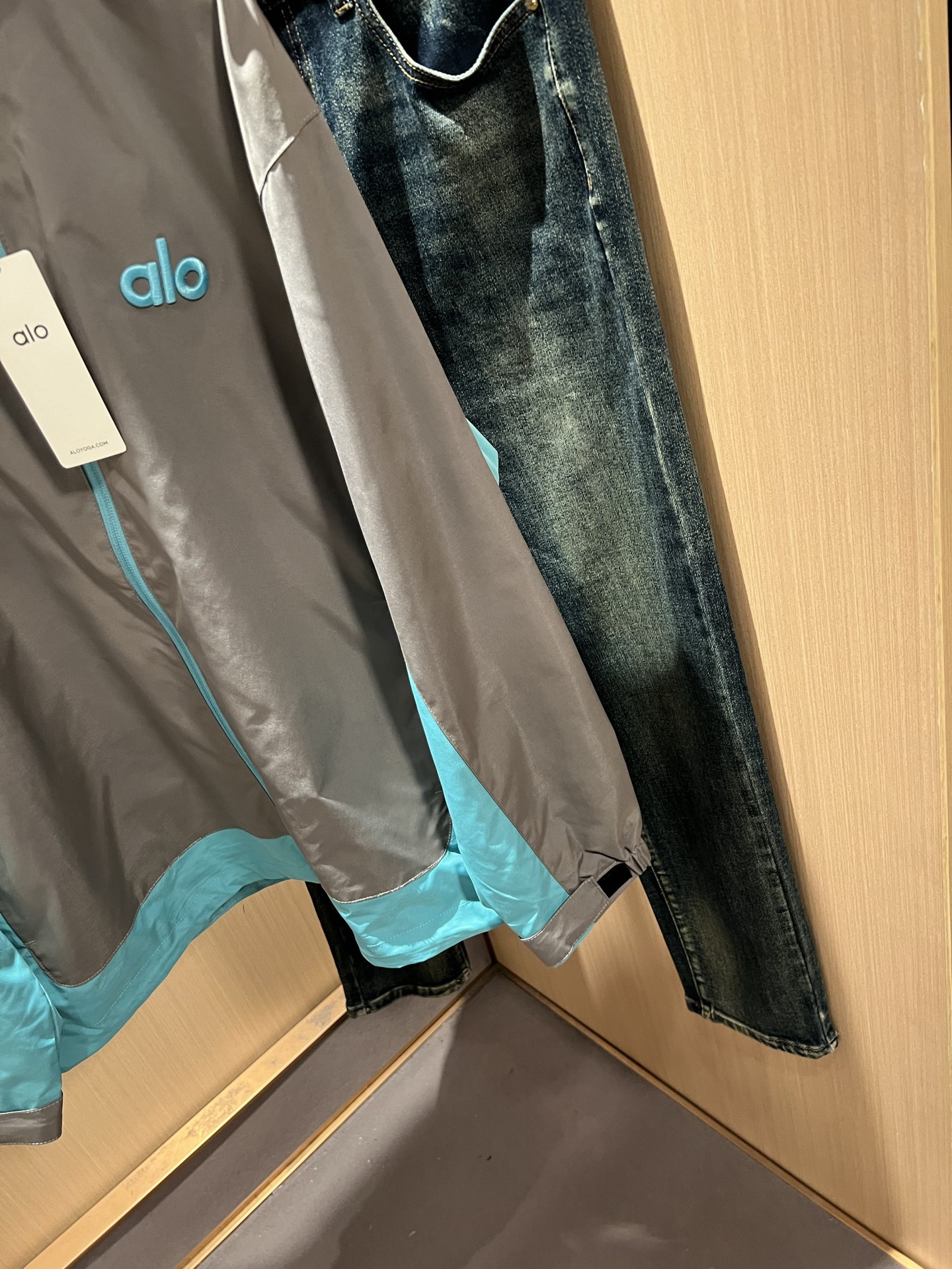 Alo2025秋冬全新系列单品上线，非常时髦前卫的一款男女同款👫夹克外套，标识logo图案刺绣修饰！区别