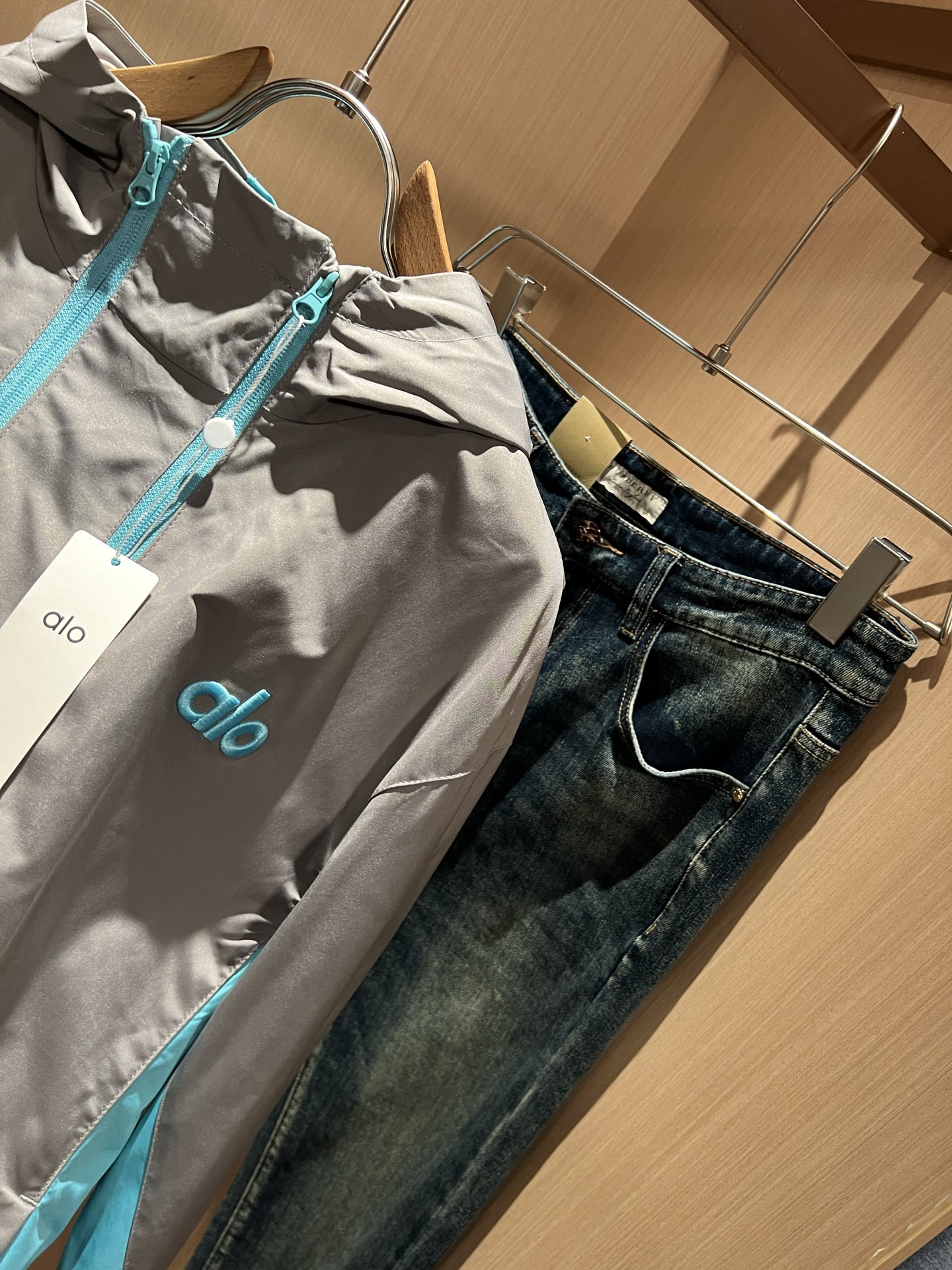 Alo2025秋冬全新系列单品上线，非常时髦前卫的一款男女同款👫夹克外套，标识logo图案刺绣修饰！区别