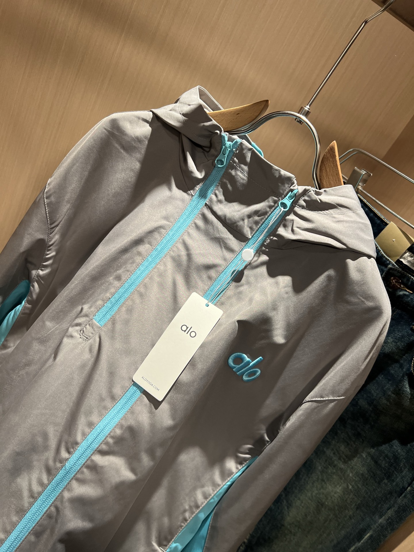 Alo2025秋冬全新系列单品上线，非常时髦前卫的一款男女同款👫夹克外套，标识logo图案刺绣修饰！区别