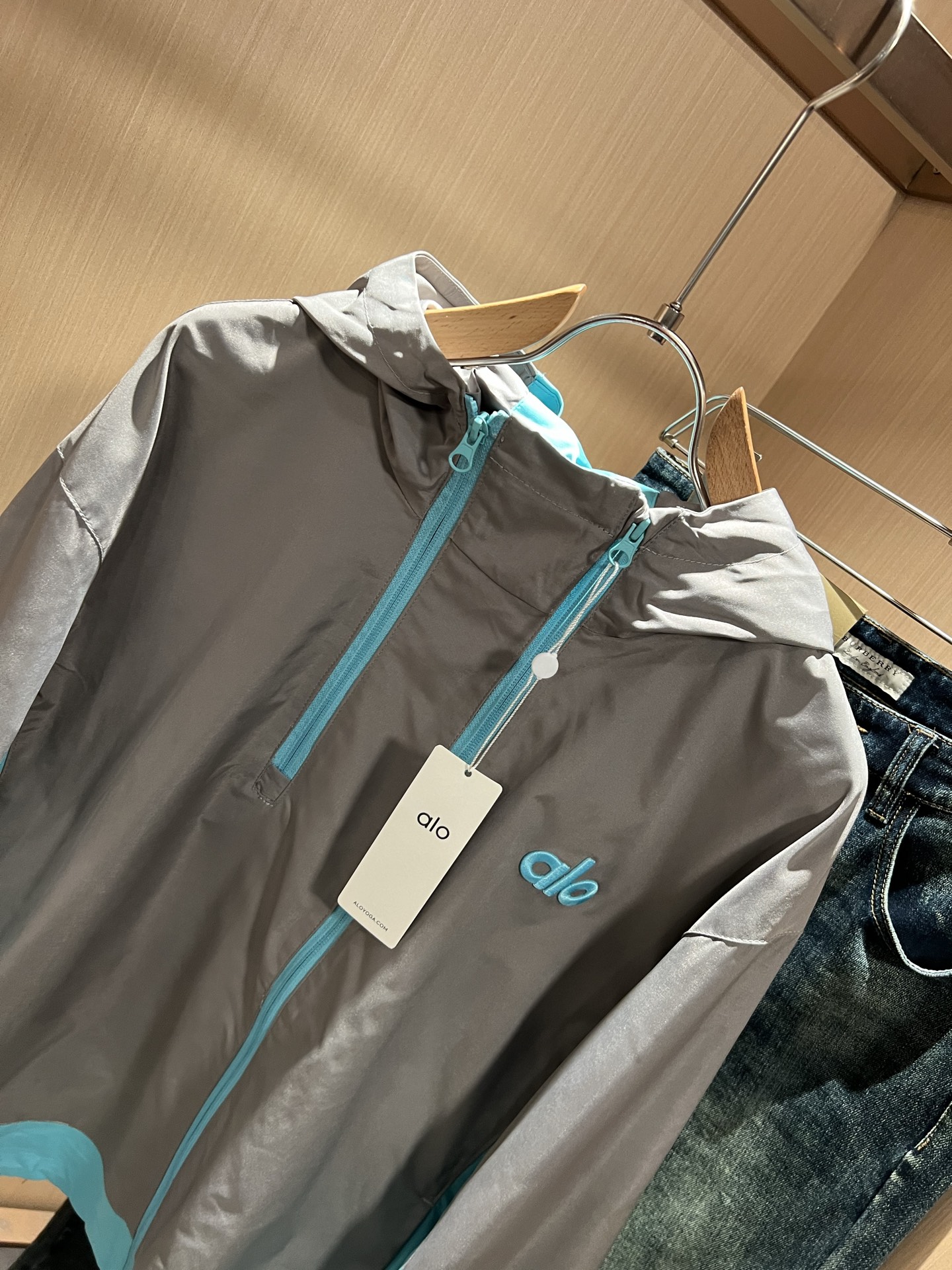 Alo2025秋冬全新系列单品上线，非常时髦前卫的一款男女同款👫夹克外套，标识logo图案刺绣修饰！区别