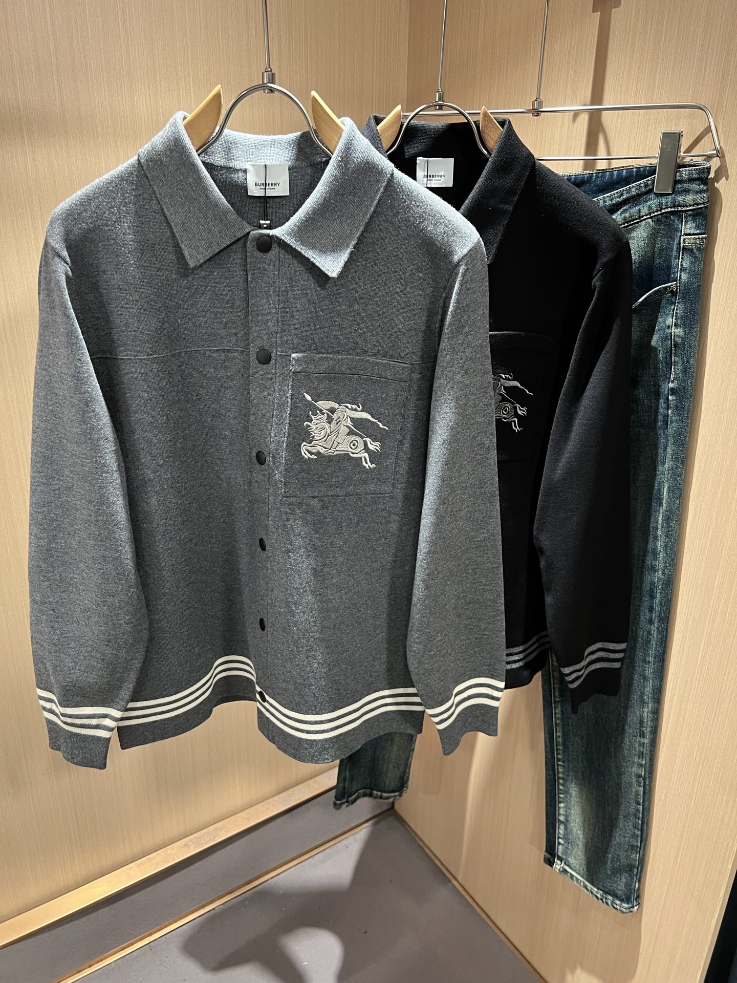 Bur*erry 巴*莉 2025秋冬新款长袖款针织羊毛开衫，品牌经典设计元素！既不单调也不复杂,恰到好