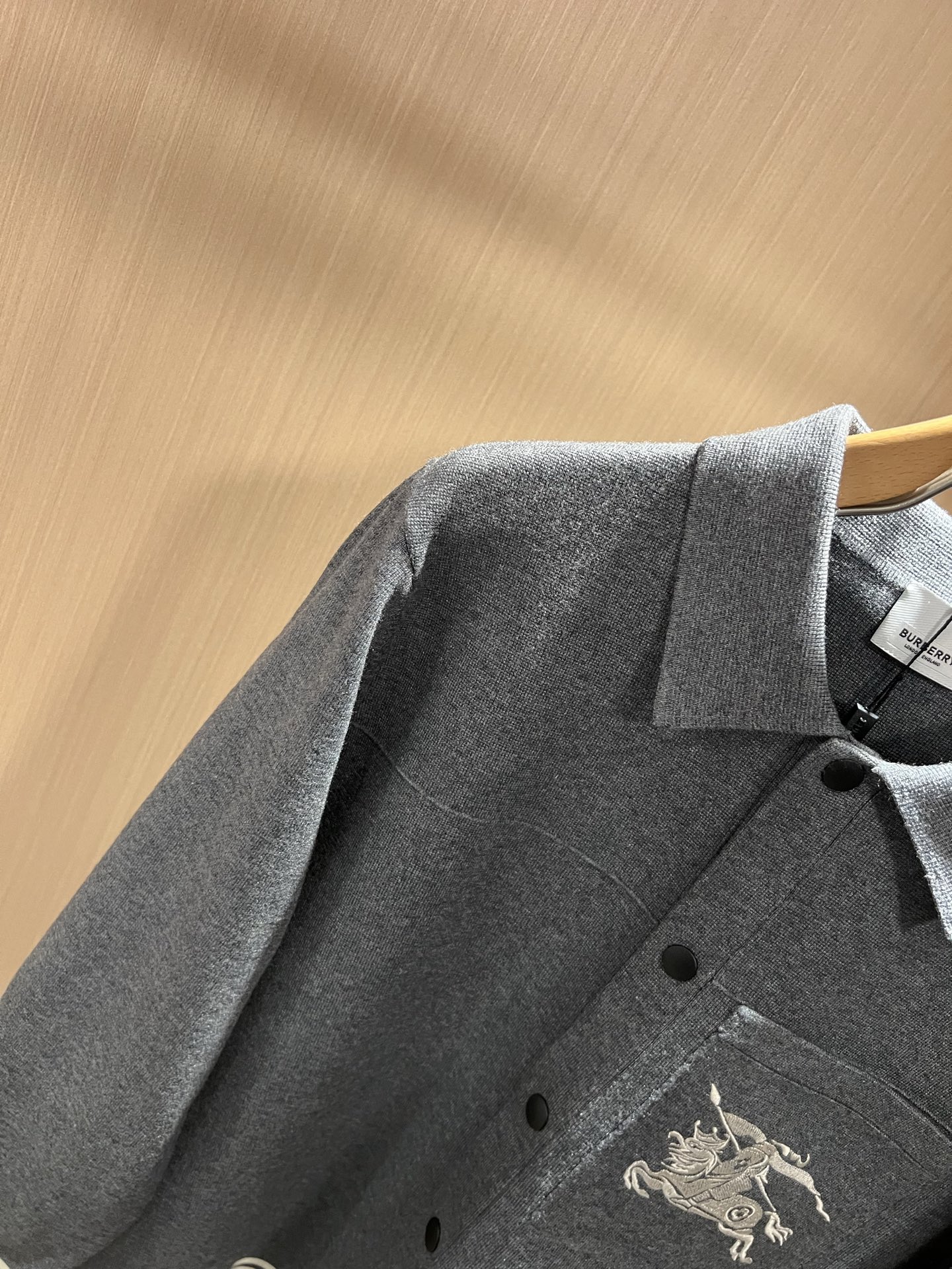 Bur*erry 巴*莉 2025秋冬新款长袖款针织羊毛开衫，品牌经典设计元素！既不单调也不复杂,恰到好